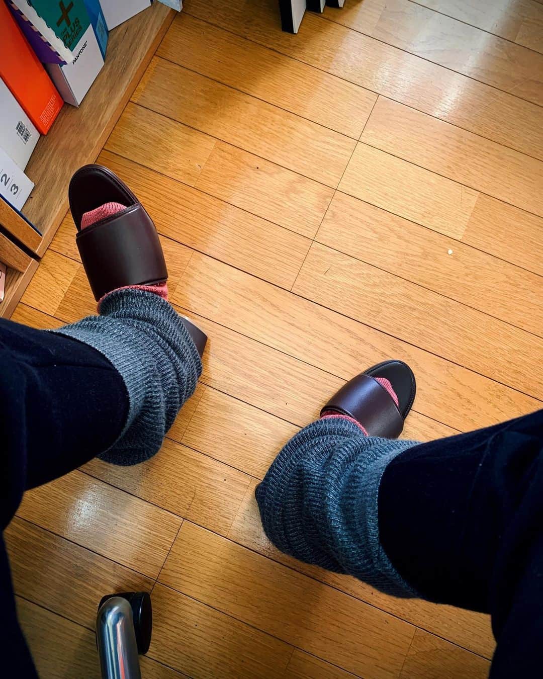 あだちなみさんのインスタグラム写真 - (あだちなみInstagram)「仕事部屋より 今日のスリッパ 気分上げに、 外で履けるのはまだまだ先のサンダルを防寒スタイルのまま無理矢理履く。  #今日のスリッパ #あだちなみ」1月3日 15時14分 - adachi_nami
