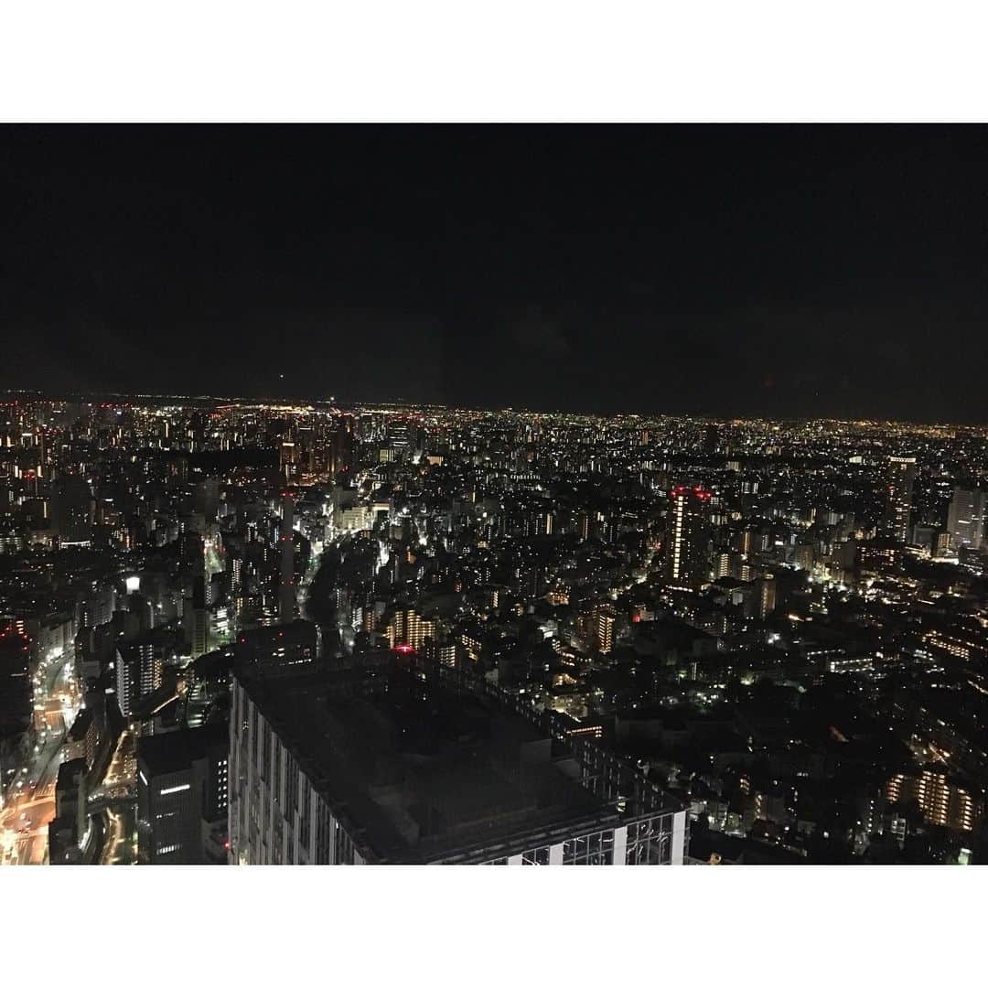 水野愛日さんのインスタグラム写真 - (水野愛日Instagram)「あけましておめでとうございます！  お正月、いかがお過ごしですか？  東京はこの3日まで、快晴が続いていて…… 私は、 帰省出来なくて残念ではありましたが、東京で、のんびり過ごしています。  東京の名所！！！みたいなところにも行けました〜 渋谷SKYから、サンセットを眺めて…  2021年も美しいものをたくさん見ていたい……   #sibuyasky #しぶやすかい #渋谷スカイ #渋谷 #サンセット #夜景 #夜景スポット #空が近い #オシャレスポット」1月3日 15時14分 - mizunomanabi