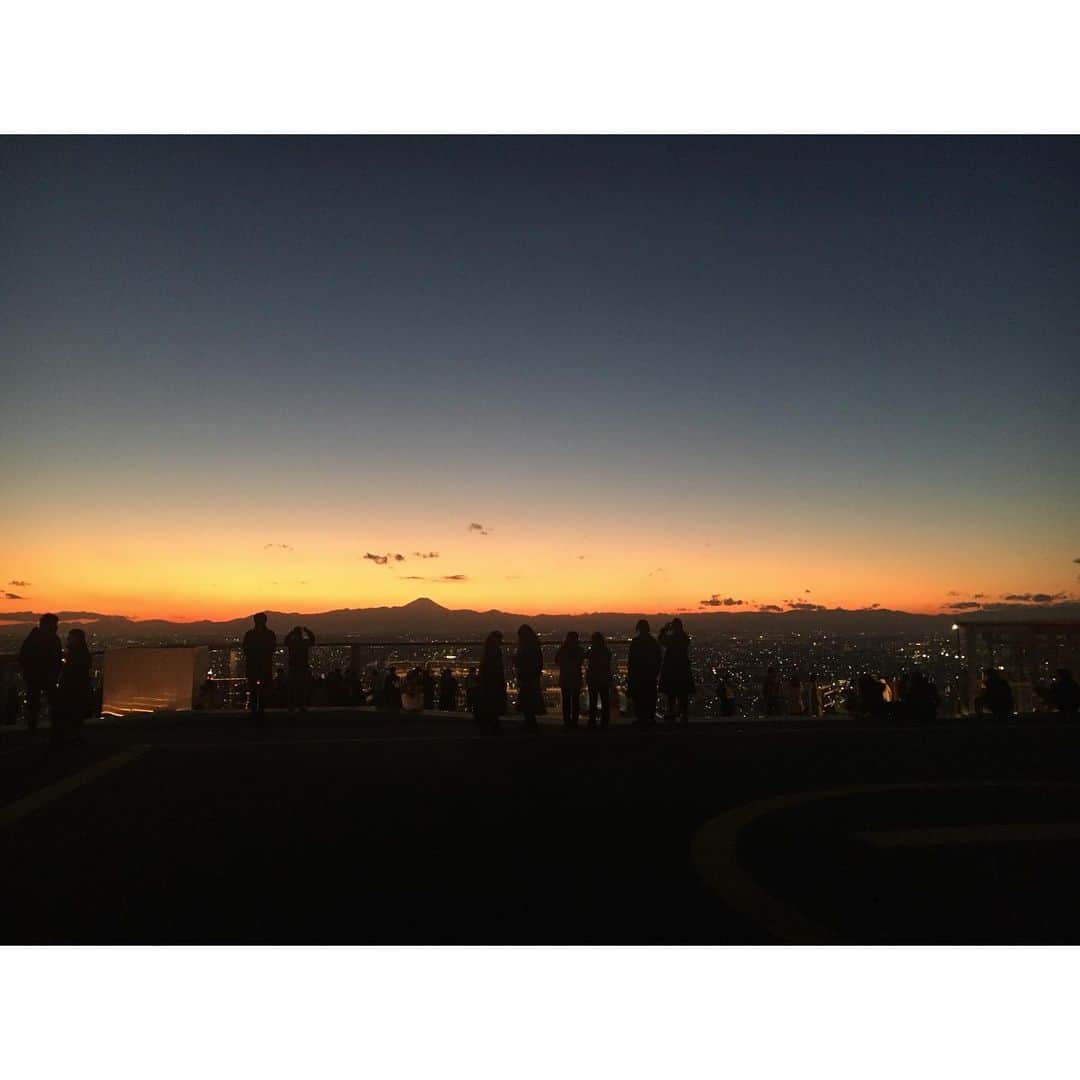 水野愛日さんのインスタグラム写真 - (水野愛日Instagram)「あけましておめでとうございます！  お正月、いかがお過ごしですか？  東京はこの3日まで、快晴が続いていて…… 私は、 帰省出来なくて残念ではありましたが、東京で、のんびり過ごしています。  東京の名所！！！みたいなところにも行けました〜 渋谷SKYから、サンセットを眺めて…  2021年も美しいものをたくさん見ていたい……   #sibuyasky #しぶやすかい #渋谷スカイ #渋谷 #サンセット #夜景 #夜景スポット #空が近い #オシャレスポット」1月3日 15時14分 - mizunomanabi
