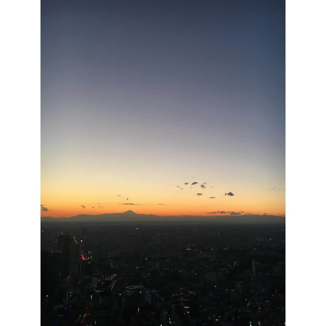 水野愛日さんのインスタグラム写真 - (水野愛日Instagram)「あけましておめでとうございます！  お正月、いかがお過ごしですか？  東京はこの3日まで、快晴が続いていて…… 私は、 帰省出来なくて残念ではありましたが、東京で、のんびり過ごしています。  東京の名所！！！みたいなところにも行けました〜 渋谷SKYから、サンセットを眺めて…  2021年も美しいものをたくさん見ていたい……   #sibuyasky #しぶやすかい #渋谷スカイ #渋谷 #サンセット #夜景 #夜景スポット #空が近い #オシャレスポット」1月3日 15時14分 - mizunomanabi