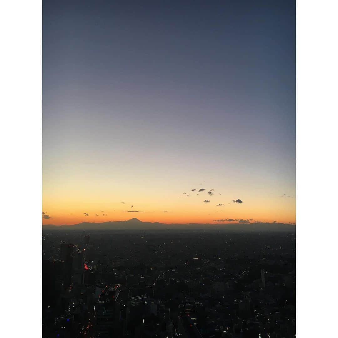 水野愛日のインスタグラム：「あけましておめでとうございます！  お正月、いかがお過ごしですか？  東京はこの3日まで、快晴が続いていて…… 私は、 帰省出来なくて残念ではありましたが、東京で、のんびり過ごしています。  東京の名所！！！みたいなところにも行けました〜 渋谷SKYから、サンセットを眺めて…  2021年も美しいものをたくさん見ていたい……   #sibuyasky #しぶやすかい #渋谷スカイ #渋谷 #サンセット #夜景 #夜景スポット #空が近い #オシャレスポット」