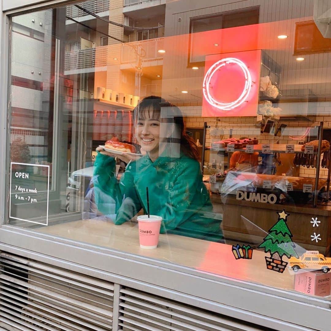 CLASSY公式さんのインスタグラム写真 - (CLASSY公式Instagram)「撮影裏話📷💗  2月号「フーディ」の撮影でお世話になったのは、 朝イチ、出来立てのドーナツの甘〜い香りが漂う 麻布十番の #DUMBOドーナツ 🍩。  もちもちフワフワの生地のドーナツは 大人も夢中になる美味しさです🥰 ぜひテイクアウトに寄ってみて😋  #classymagazine  #撮影裏話 #オフショット #dumbodoughnutsandcoffee  #ドーナツ #🍩 #愛甲千笑美」1月3日 15時14分 - classy_mag_insta