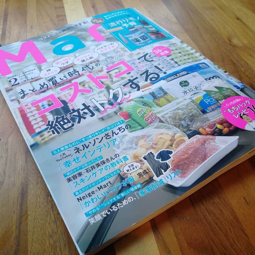 Kaori Takinoのインスタグラム：「[雑誌掲載情報] 現在発売中のMart ２月号に出させていただいております。今回はなんだかんだ一家丸ごと！  憧れの石井美保さんとも共演？！させていただき✨アラフォーのノーメイクさらしておりますよ～やばばばー。でもね、石井美保さんメソッドで朝のスキンケアしたら鼻横の頬の毛穴が目立たなくなった‼️これは必読の価値あり‼️‼️アラフォーの肌悩み、解決できるかもよ？！  #mart #Mart公式アンバサダー #Martist #martmagazine #mart2月号#石井美保#コストコ#雑誌掲載」