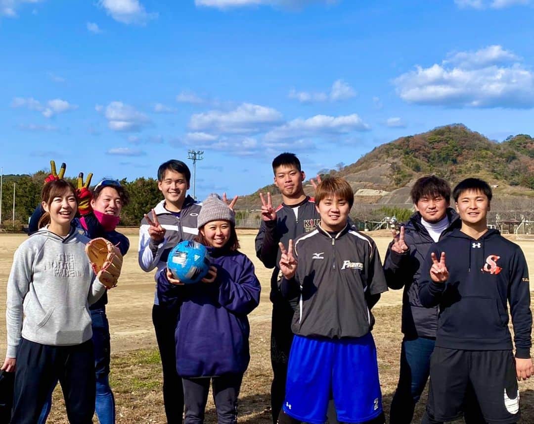 上杉あずさのインスタグラム：「. 毎年恒例の #うきは自主トレ ⚾️💗 #吉井町 #浮羽町 #田主丸町 #杷木町 出身の地元野球人達と正月休みに行っている練習会✨ 今年はメンバーが増えました👏🏻👏🏼👏🏽  #硬式野球 バリバリ現役組は ・伊藤大和(吉井中→創成館→三菱重工名古屋→next三菱重工神戸･高砂) ・小江光樹(杷木中→朝倉→九産大) ・白水巧(浮羽ボーイズ→創成館→next環太平洋大)  #軟式野球 バリボリ組 ・井手一希(浮羽ボーイズ→関東一→東京情報大→ポークス) ・奥住元太(創成館→サニクリーン→ポークス)※移住?! ・古賀稜城(杷木中→西短) ・上杉あずさ(ポークス) ・熊懐実彩マネージャー(浮羽ボーイズ→ポークス) ・野口遥駆(浮羽ボーイズ→創成館→日本文理大→ポークス)※不在のため卒アル風(笑)  やんちゃボウズたちが頭からピース生やしたり✌️先輩で遊んだり👻👻愉快な仲間たちです！ 我々の聖地 #スポーツアイランド でキャッチボールやピッチング、ノックに汗を流しました✨大和がうきは自主トレのキャプテンになりました🤭初練習に相応しい暖かい日差し☀️ (年末の雪の中の試合とは大違い😱笑)  さて、2021年もそれぞれがそれぞれのチームで活躍することを願います！来年、再来年?!こそはうきは自主トレからプロ野球選手を輩出しますよ❤️‼️ (プロになれなかったらポークス入りが決まります笑) 皆様、応援よろしくお願いします🙏🏼⚾️ #baseball #training #ukiha #local #friends #with #soccer #golf #partners #newyear #お正月 #賀正 #謹賀新年 #初練習 #新年 #トレーニング #野球 #地元 #うきは #hardbankporks」