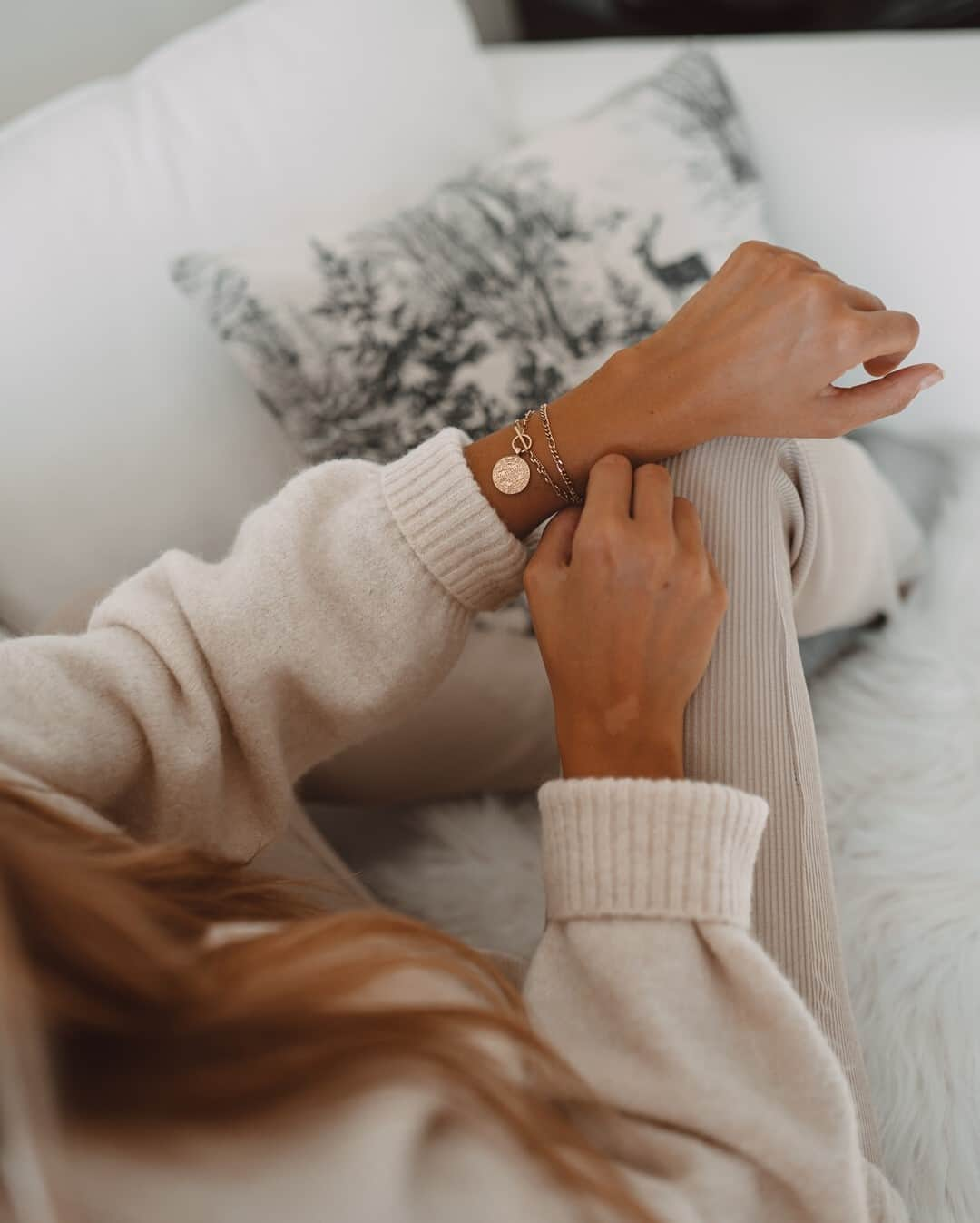 Kapten & Sonさんのインスタグラム写真 - (Kapten & SonInstagram)「'Always add some sparkle every day.' ✨ @theresaschmidt highlights her cozy outfit with some beautiful jewelry: our Bracelet Charming Marrakech Gold combined with our Bracelet Delicate Gold. 😍 #bekapten #kaptenandson⁠ .⁠ .⁠ .⁠ #jewelry #home #homewear #inspo #ootd #christmas #season #xmas #inspiration #cozy #comfy #look #lookoftheday⁠」1月3日 15時30分 - kaptenandson