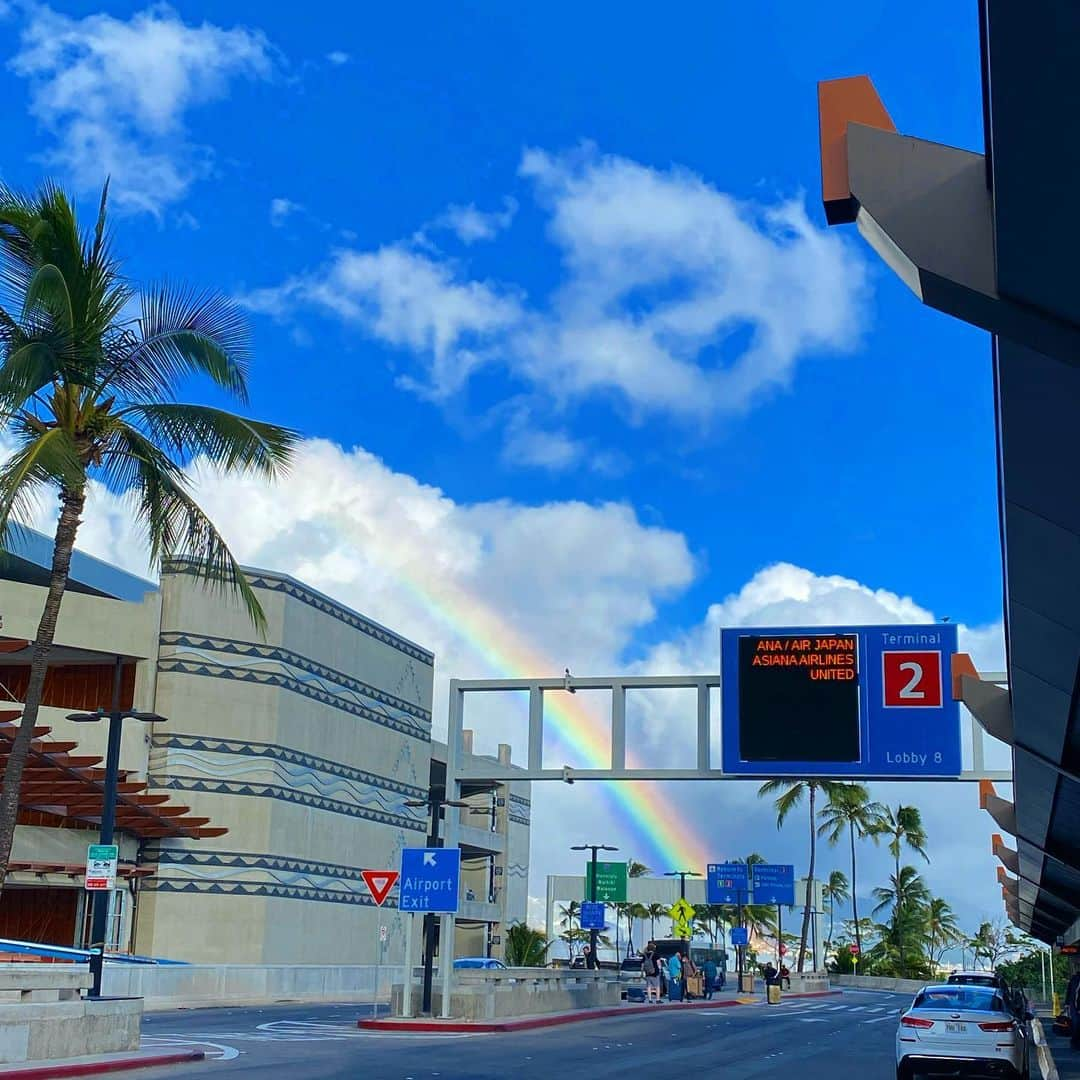 マキ・コニクソンさんのインスタグラム写真 - (マキ・コニクソンInstagram)「空港に虹ちゃま🌈が現れて “悲しまないで！” “また直ぐに会えるよ！”って 励ましてくれました！ (ポジティブ脳はこう解釈するの！😉)  母さん2021年”も” 全ての事をポジティブに解釈 して毎日をハッピーに過ごしまぁす！🤗🤗  #エアハワイ🌺  #ポジティブ脳に切り替えよう！ #ハッピーレインボーのおすそ分け🌈🌈」1月3日 15時39分 - makikonikson