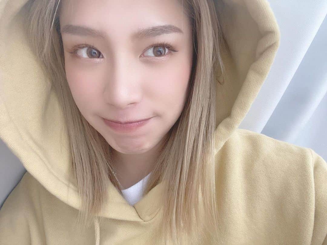acaneのインスタグラム：「・ 今年は色素薄い系の ベージュ女でいきます(嘘です)」
