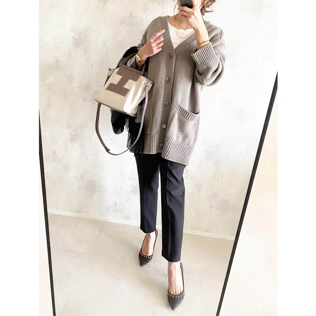 のインスタグラム：「2021.01.03 coordinate…♡ 昨日のおうち新年会でのコーデです🍺🍶🍷🍲 ・ ・ ギャルリービーのカーディガン初おろしで ゆるっと楽ちんスタイルでした🏠 ・ ・ センタープレスの美脚テーパードパンツは 座ってもシワにならなくて優秀なんです♩ @lialapg @joint_space ▷▷▷新春SALEやってますよ🛒✨ ・ ・ knit/ @galerievie_jp  pants/ #lialapg#pr bag/ @iacucci_jp  stole/ @poshalma_official  pumps/ @pellico_japan  ・ ・ #fashion#instafashion#cordinate#ootd#code#ファッション#コーデ#コーディネート#今日のコーデ#きれいめコーデ#きれいめファッション#大人コーデ#ママコーデ#40代コーデ#40代ファッション#アラフォーコーデ#アラフォーファッション#シンプルコーデ#冬コーデ#iacucci#イアクッチ#トートバッグ#キャンバストート」