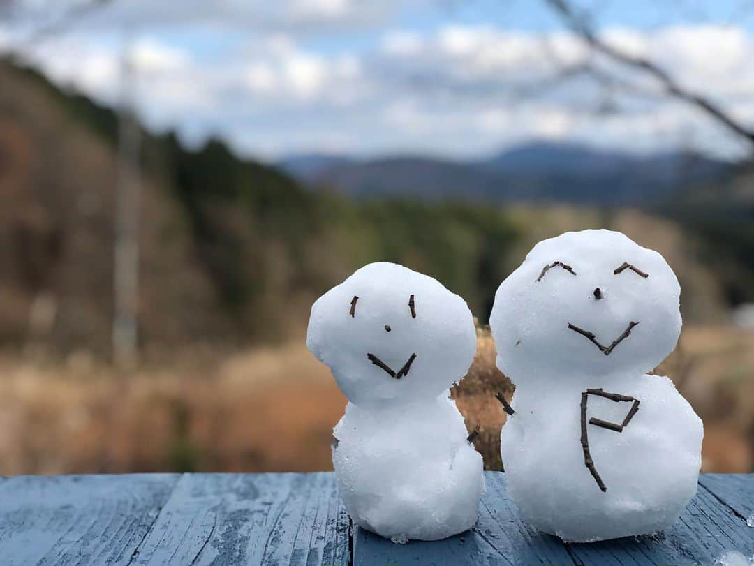 土肥ポン太のインスタグラム：「能勢町は寒いなぁ❄️ 夫婦で雪だるまになりました〜 #能勢町#土肥ポン太#ポン太青果」