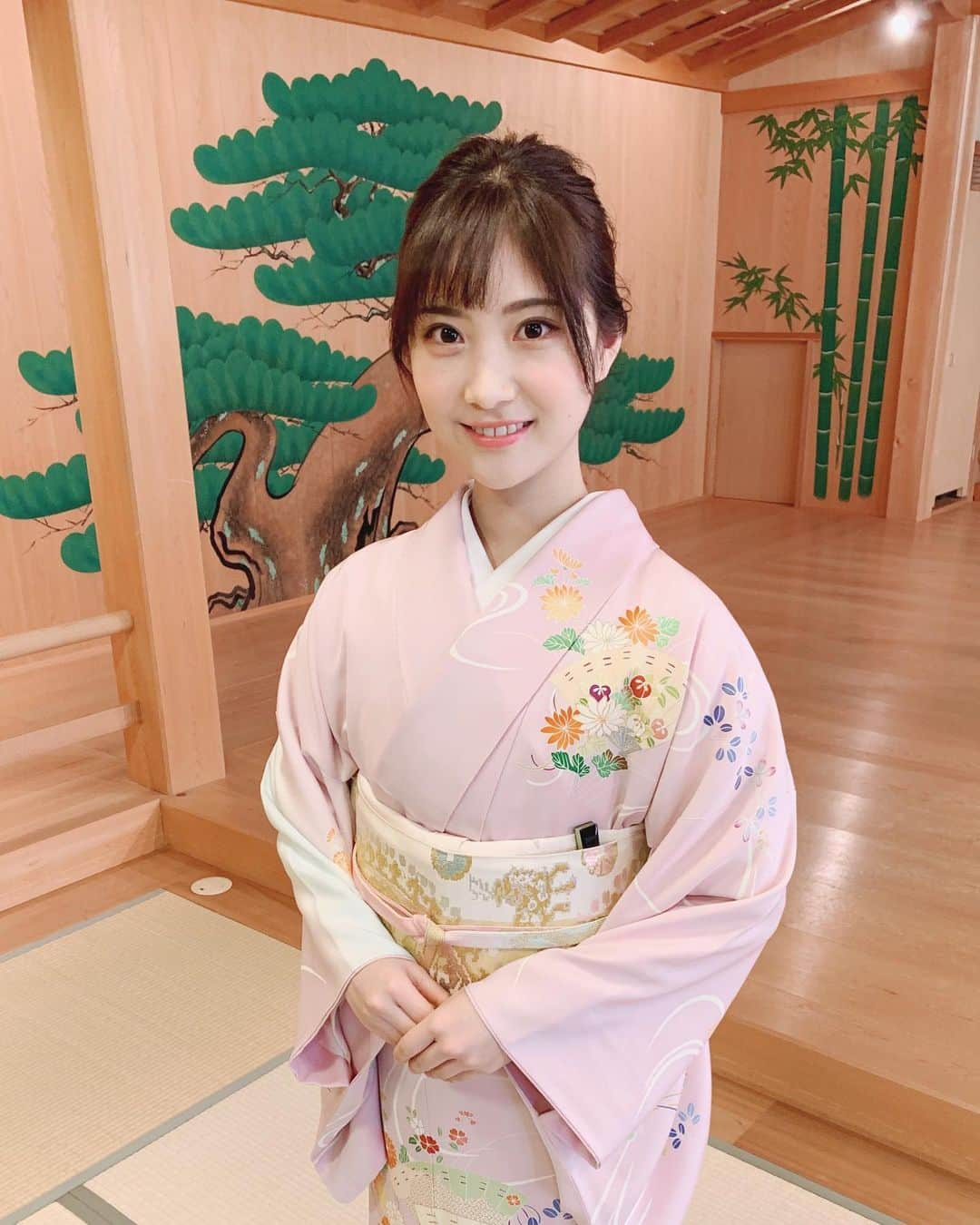 野村彩也子さんのインスタグラム写真 - (野村彩也子Instagram)「. 新年いかがお過ごしでしょうか🎍  先日はじめて 実家の稽古場でお仕事をしました。  高島屋さんのゴールド会員向け会報誌 「タカシマヤサロン」の一月号にて 父と弟と共に取材していただいた様子が 掲載されております🙏  〜新時代の旗手達〜 名だたる期待の星と共に 特集していただき光栄です✨  さあ！ 明日から仕事初めの方頑張りましょう🌸💪 私も久しぶりのあさチャン！ パワーアップして戻ってきます🌅 ドキドキ楽しみです☺️  明日からレギュラースタート！ 去年お天気でお世話になった ひるおび！では 明日から月火水と午前のプレゼンを 担当させていただきます🧐  ゴゴスマニュースは来週から引き続き 隔週水曜日を務めます✨  楽しく収録に参加したものは また改めてお伝えします💓  今年もよろしくお願いいたします🙏  #新年#お正月#着物#和装#おせち #タカシマヤ#あさチャン#ひるおび#ゴゴスマ #アナウンサー#TBS#野村彩也子」1月3日 15時56分 - nomurasayako