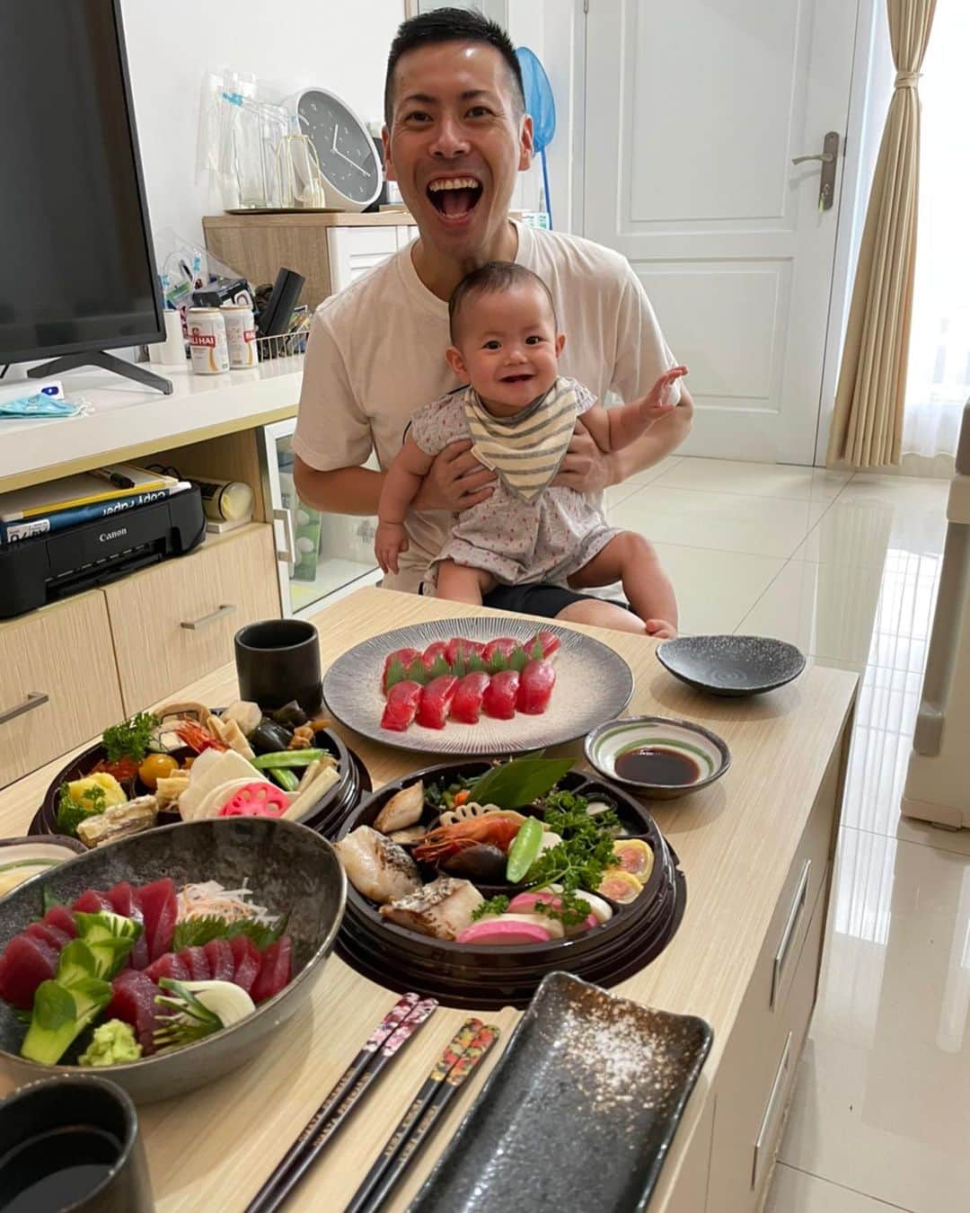 アキラ・コンチネンタル・フィーバーのインスタグラム：「👶happy new year2020   #おせち料理  #japanesefood  #happynewyear  #indonesia  #お正月  #インドネシア」