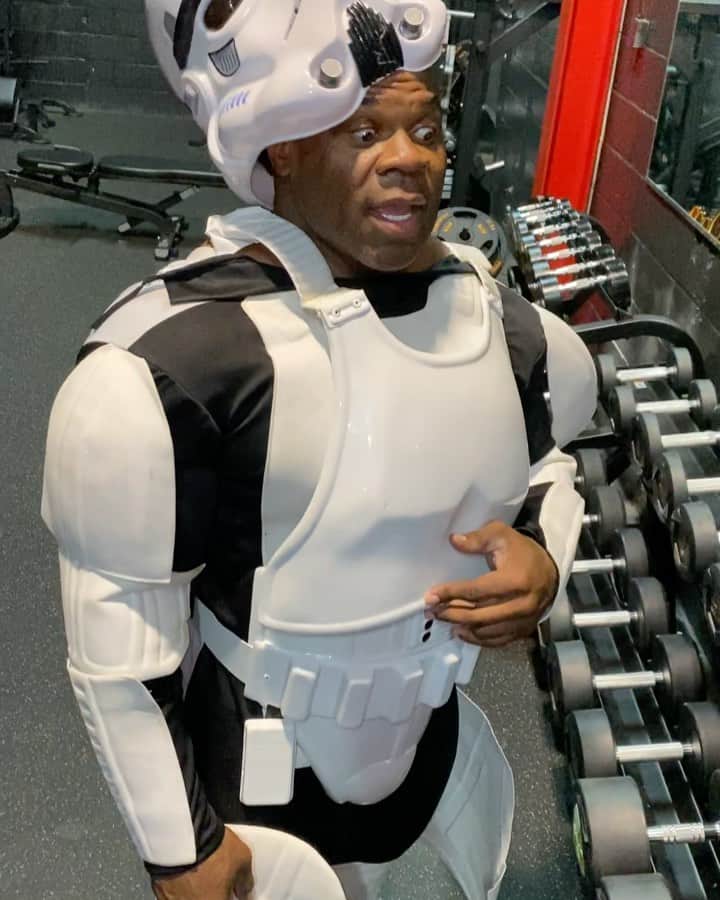 カイ・グリーンのインスタグラム：「That’s your plan? Yeap.. quick pump before WAR - “A great leap forward often requires first taking two steps back.”」