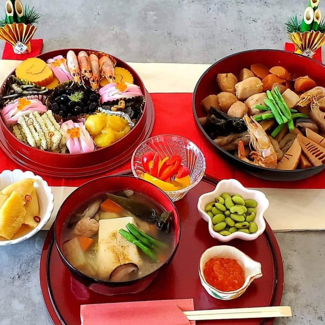 新城幸也さんのインスタグラム写真 - (新城幸也Instagram)「新年明けましておめでとうございます🎍 今年もよろしくお願いします。 #2021年 #牛年 #おせち料理  #日本でお正月 おせちは 🍽@iimiwa66 いつもありがとう」1月3日 16時06分 - yukiyaarashiro