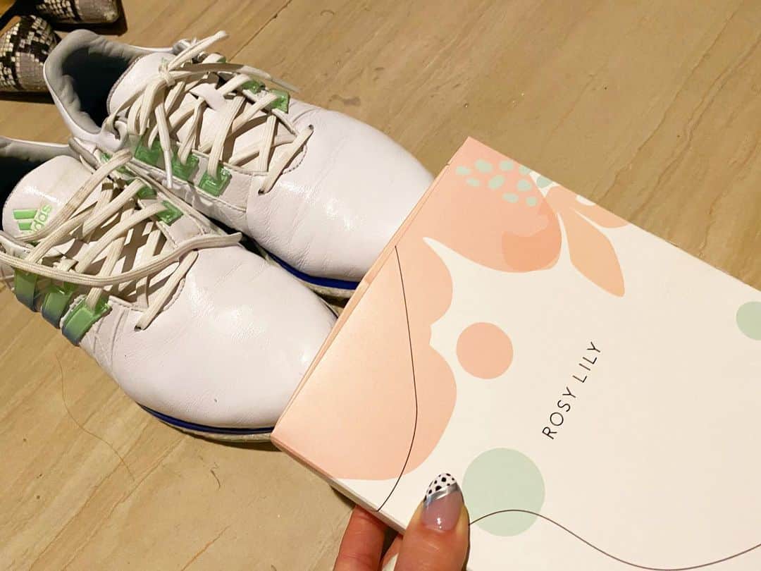 のインスタグラム：「年末最後にゴルフシューズをシュークリーナーで綺麗にしました😇✨  私と共に沢山のゴルフ場を歩んでyくれた靴達を愛情込めて綺麗にしました💕  シュークリーナーは最近気に入っている @rosylily7   @rosylily7   #ゴルフグッズ#便利アイテム #ゴルファー#ゴルフ女子 #ゴルフ男子#ゴルフシューズ #便利グッズ #ゴルフ好きな人と繋がりたい #オシャレさんと繋がりたい #綺麗好き #ゴルフ初心者 #ゴルフ仲間  #ROSYLILY #足元を変えると心が変わる #シューズシャンプー #シューケア #shose#golfshoes #codechaos #コードカオス　#tour360」