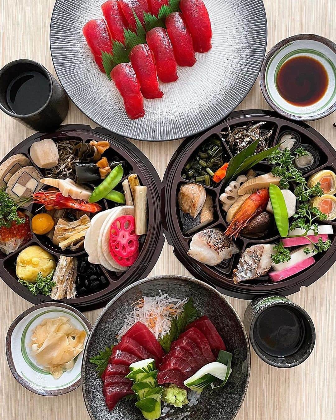 アキラ・コンチネンタル・フィーバーのインスタグラム：「happy new year2020 🇮🇩@kushimusubi_sachi_jakarta   #おせち料理  #japanesefood  #happynewyear  #indonesia  #お正月」