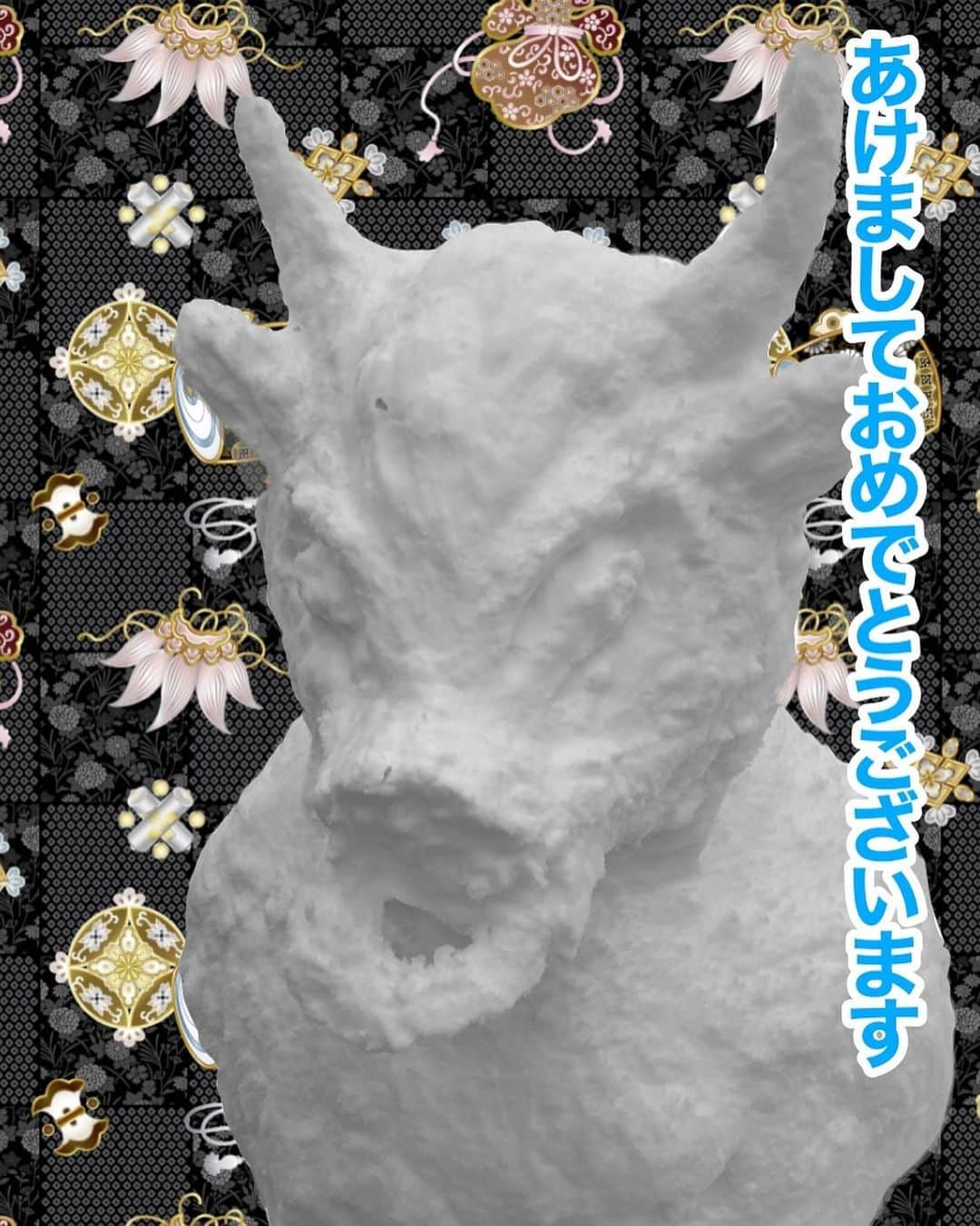 遥めぐみのインスタグラム：「皆様あけましておめでとうございます！！ 年賀状の受付は締め切らせて頂きます。 ありがとうございました！  新潟は雪！雪！雪！  年明け早々雪かきまみれです！  雪だるまならぬ牛ダルマを内緒で作ってきました！」