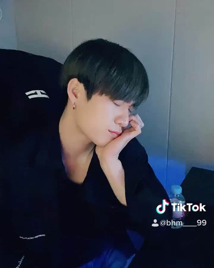 ピョン・ヒョンミンのインスタグラム：「#틱톡 #변현민 #팔로우 🤩🤩」