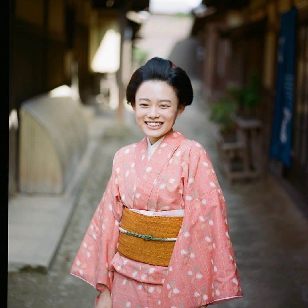 杉咲花さんのインスタグラム写真 - (杉咲花Instagram)「疲れたとき、私はおちょやんの台本に、千代に、たくさんのパワーをもらって、みんなの顔を思い浮かべて、そしてまた、明日撮るシーンのことを考えています。 毎日毎日、そんな日々です。  みなさんは疲れていませんか。 おちょやんを観てくれたことは、ありますか。  もし観てもらえたら、そのときはくだらなくて笑ったり、悔しさや悲しみを包み込んでくれるようなみんなの温もりにそっと背中を押してもらったりして、もう一踏ん張りすることのできるようなドラマになっていたらいいなと思っています。  元気の出る、私の大好きなドラマ。 最後まで、サイコー！！な、作品になるように。。 そんな願いを込めながら、今年も現場へ向かいます。  おちょやん、明日から放送再開です。 あー。はやく観てもらいたい。楽しい楽しい京都編！  ほんで、この写真は一平が撮ってくれました。 ぷぷ。肩上がってるけど。お気に入りだす。」1月3日 16時19分 - hanasugisaki