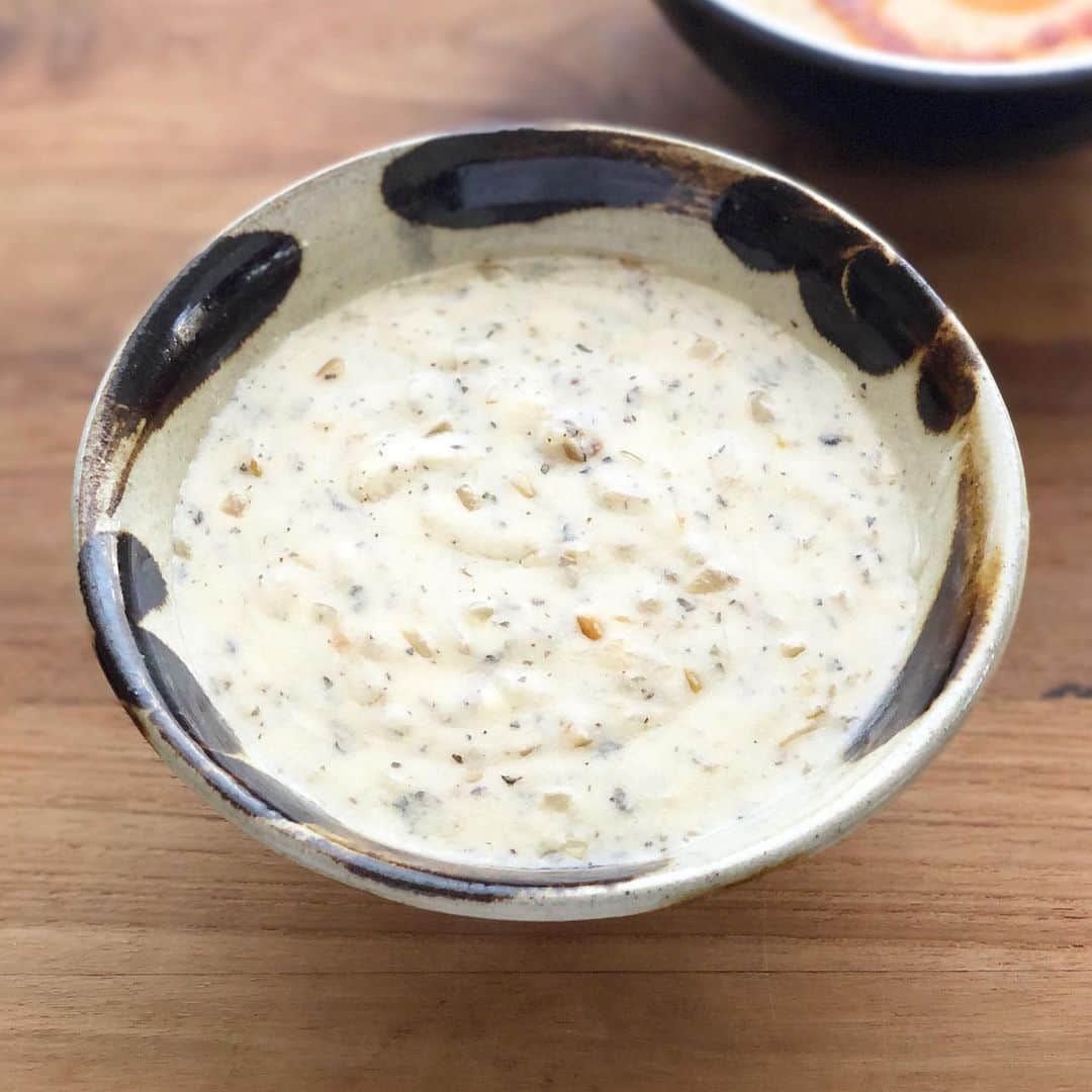 ヤミーさんのインスタグラム写真 - (ヤミーInstagram)「今日はエブルさん @keyif.japan のトルコ料理レッスン。  #ナスのピラフ  #ヨーグルトのスープ   どちらの料理もドライミントをモリモリ使いました。  米にミントとか温かいヨーグルトとか、日本人的には好き嫌いが出ると思いますが、多分それと知らずに食べたら美味しいと思うんですよね〜。 とてもまとまっててバランスの良い味だから。  ***  トルコのピラフは、生米をお湯に浸しておいてから調理します。 火にかける時間は10分以下。 あとは布で包んで保温調理です。  この炊き方、なんかラクで好き。 ビリヤニをこの方法で作ると、日本米でも美味しくできます。  ***  ヨーグルトスープは、ヨーグルトに卵と小麦粉入れてグツグツ煮ます。  私だけ2種作らせてもらって味比べ。 黒海地方のヨーグルトスープ(茶色い器の方)が好みでした。  基本地味好き。  #トルコ料理 #地味好き #映えない方がおいしい法則 #1月3日」1月3日 16時11分 - ym_3stepcooking