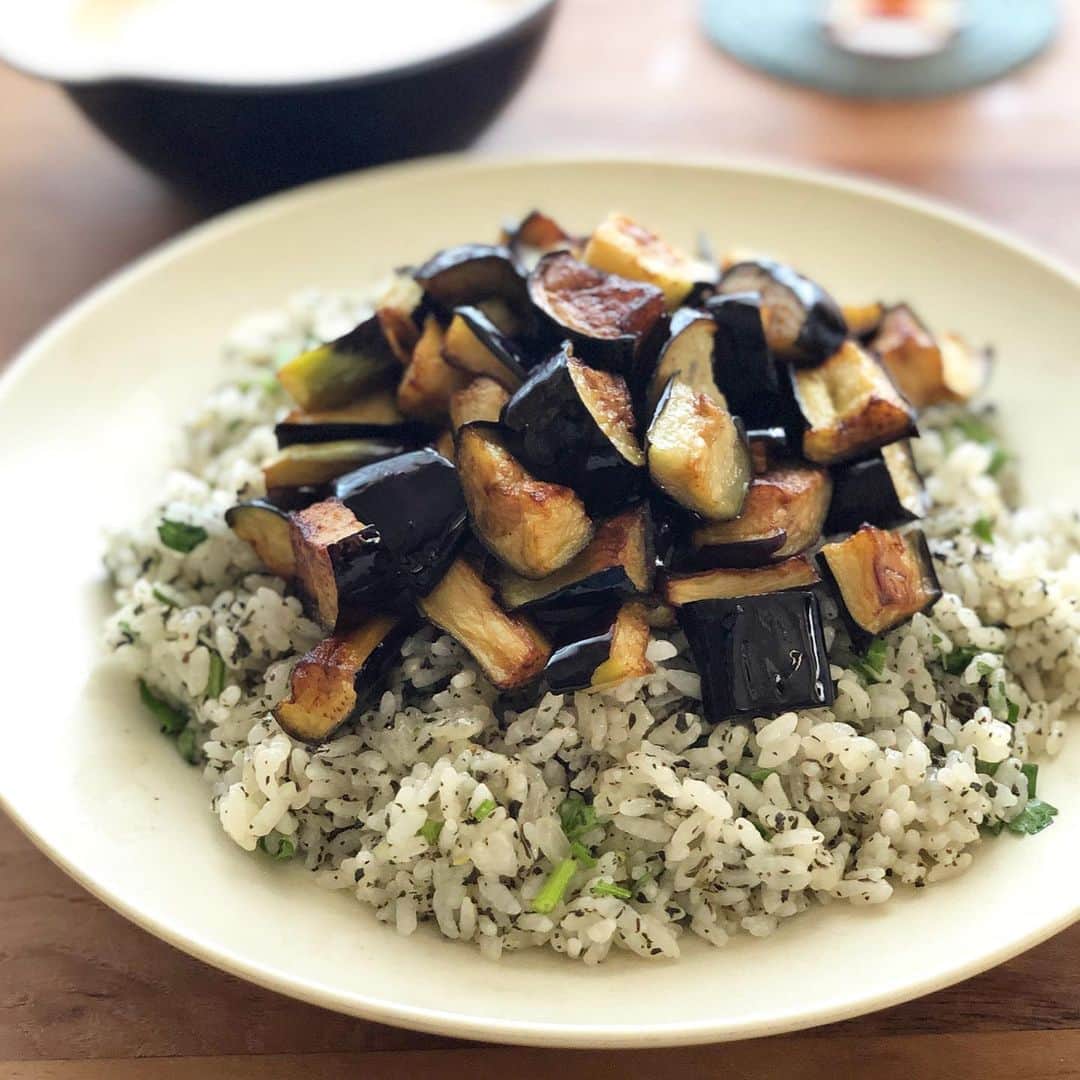 ヤミーさんのインスタグラム写真 - (ヤミーInstagram)「今日はエブルさん @keyif.japan のトルコ料理レッスン。  #ナスのピラフ  #ヨーグルトのスープ   どちらの料理もドライミントをモリモリ使いました。  米にミントとか温かいヨーグルトとか、日本人的には好き嫌いが出ると思いますが、多分それと知らずに食べたら美味しいと思うんですよね〜。 とてもまとまっててバランスの良い味だから。  ***  トルコのピラフは、生米をお湯に浸しておいてから調理します。 火にかける時間は10分以下。 あとは布で包んで保温調理です。  この炊き方、なんかラクで好き。 ビリヤニをこの方法で作ると、日本米でも美味しくできます。  ***  ヨーグルトスープは、ヨーグルトに卵と小麦粉入れてグツグツ煮ます。  私だけ2種作らせてもらって味比べ。 黒海地方のヨーグルトスープ(茶色い器の方)が好みでした。  基本地味好き。  #トルコ料理 #地味好き #映えない方がおいしい法則 #1月3日」1月3日 16時11分 - ym_3stepcooking