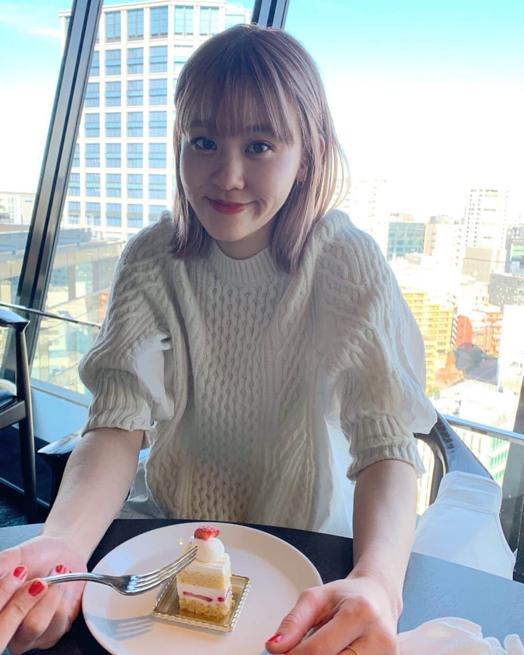 中西結梨花のインスタグラム：「2021💝 . 新年明けましておめでとうございます🎍🎌✨ 旧年中は大変な状況にも関わらず、 サロンに足を運んでくださった皆様、 本当にありがとうございました。  なかなかご来店できてない方も たくさんいらっしゃるかと思いますが、 無理なさらず、いつでもいらして下さい☺️  不安な日々がまだまだ続きますが、 ご来店されるお客様には、 少しでも笑顔になって頂けるように 今年も全力で素敵にいたします💕🤲🏻🔥  引き続き、感染対策をしっかり行い、 明日 1月4日(月)より営業致しますので、 今年もどうぞよろしくお願いいたします！  皆様にとって、2021年も素敵な年になりますように✨✨  フリーランス美容師　中西 結梨花」