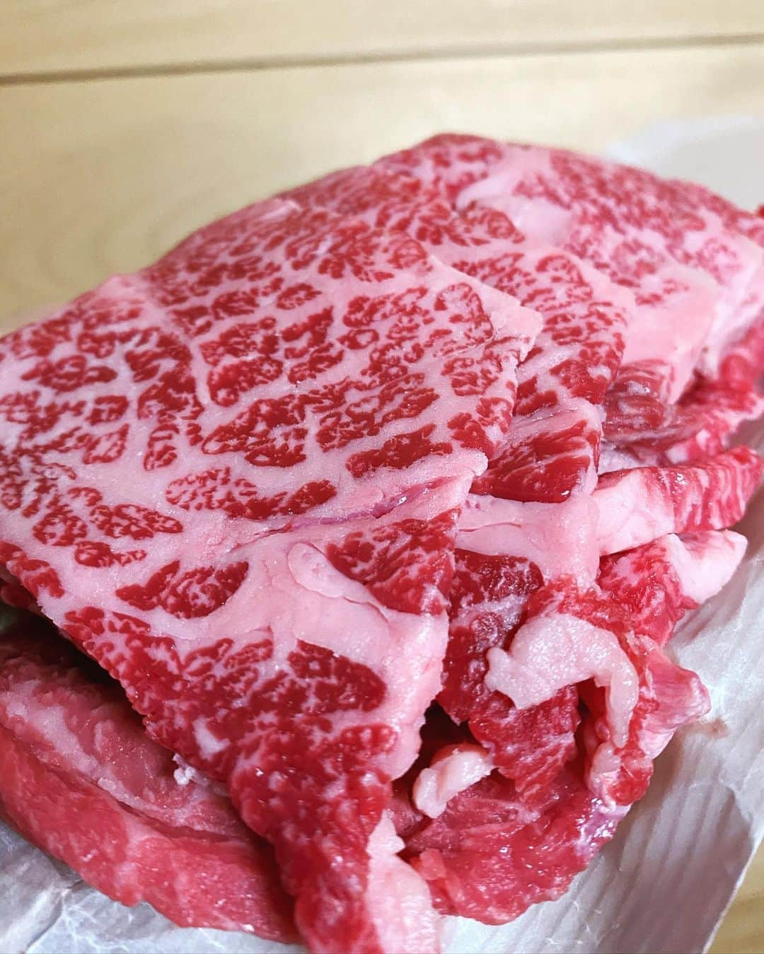 ニッチロー'さんのインスタグラム写真 - (ニッチロー'Instagram)「丑年なので  今年は今まで以上に牛肉を食べて行きます  焼肉始めは南信州牛のカルビとシンシン  香り、口溶けの良さに直結する脂肪成分 【オレイン酸】が非常に多く含まれているのがこの南信州牛  全国にはあまり流通していないのでよりプレミア感があります  素晴らしい焼肉始め  今年も焼肉めっちゃ食べるぞ  #丑年 #焼肉始め #南信州牛 #信州プレミアム牛  #焼肉 #飯田焼肉大使 #プロ焼肉選手 #ニッチロー」1月3日 16時16分 - nicchiro5.1