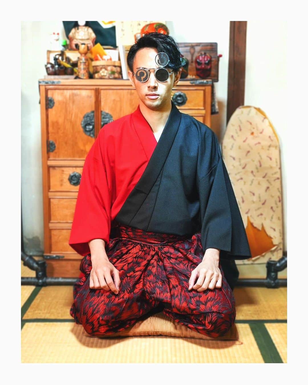 𝐑𝐄𝐀𝐓𝐌𝐎のインスタグラム：「May the new year bring you happiness and joy. 明けましておめでとうございます🌅🙏🎍 新年早々、この衣装で楽しみなプロジェクトがお披露目なので楽しみです。 Photo by @takashi_jonishi  #kimono #newyear #2021 #REATMO #fashion #hifashion #beatbox #着物 #Greatconjunction @iconiaavantgarde #hiteklondon #新年」