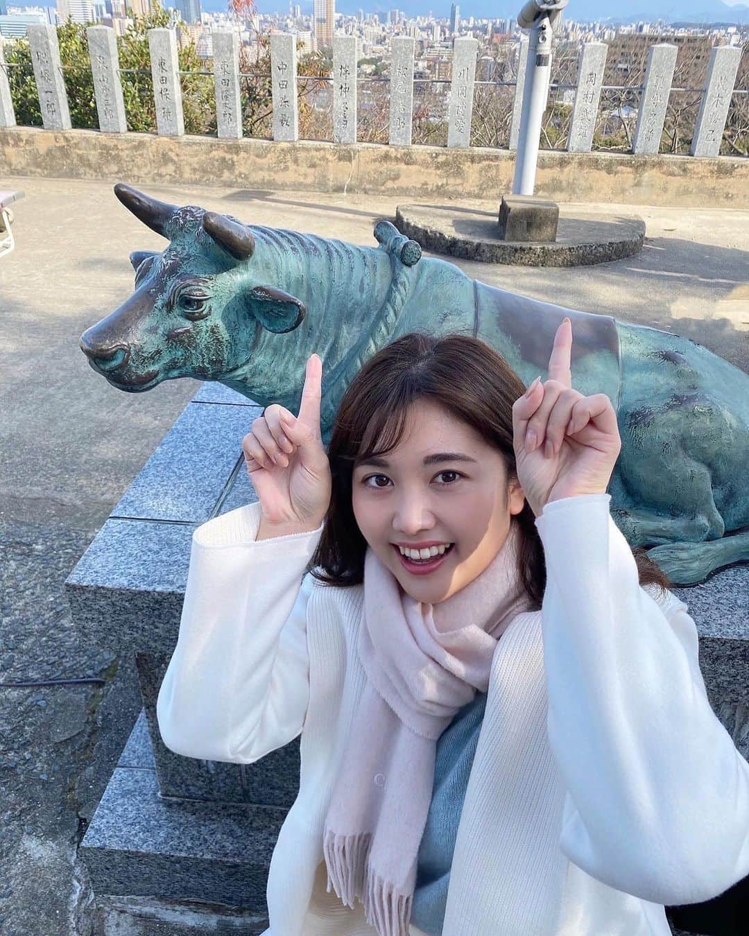 鹿野未涼のインスタグラム：「. 𝙰 𝙷𝙰𝙿𝙿𝚈 𝙽𝙴𝚆 𝚈𝙴𝙰𝚁‼︎  新年明けましておめでとうございます🎍  コロナ禍で迎えた2021年、 皆様が健康で穏やかに過ごせますように✨  おみくじは小吉でした。 焦らず少しずつ前進したいと思います🐮  今年もよろしくお願いします。  2021.1.3  #初詣 #おみくじ #福岡 #アナウンサー #鹿野未涼 #2021年 #丑年 #幸多き一年になりますように  #明日は仕事始めです  #今年も一年頑張ります #白コート」