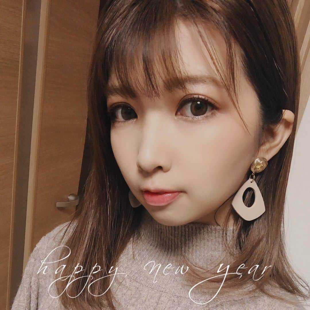 塚田美紀のインスタグラム：「新年あけましておめでとうございます🎍今年もよろしくお願いいたします⛩✨  #あけましておめでとうございます #2021 #よろしくお願いします  #神田明神 #塚田美紀 #石橋家」