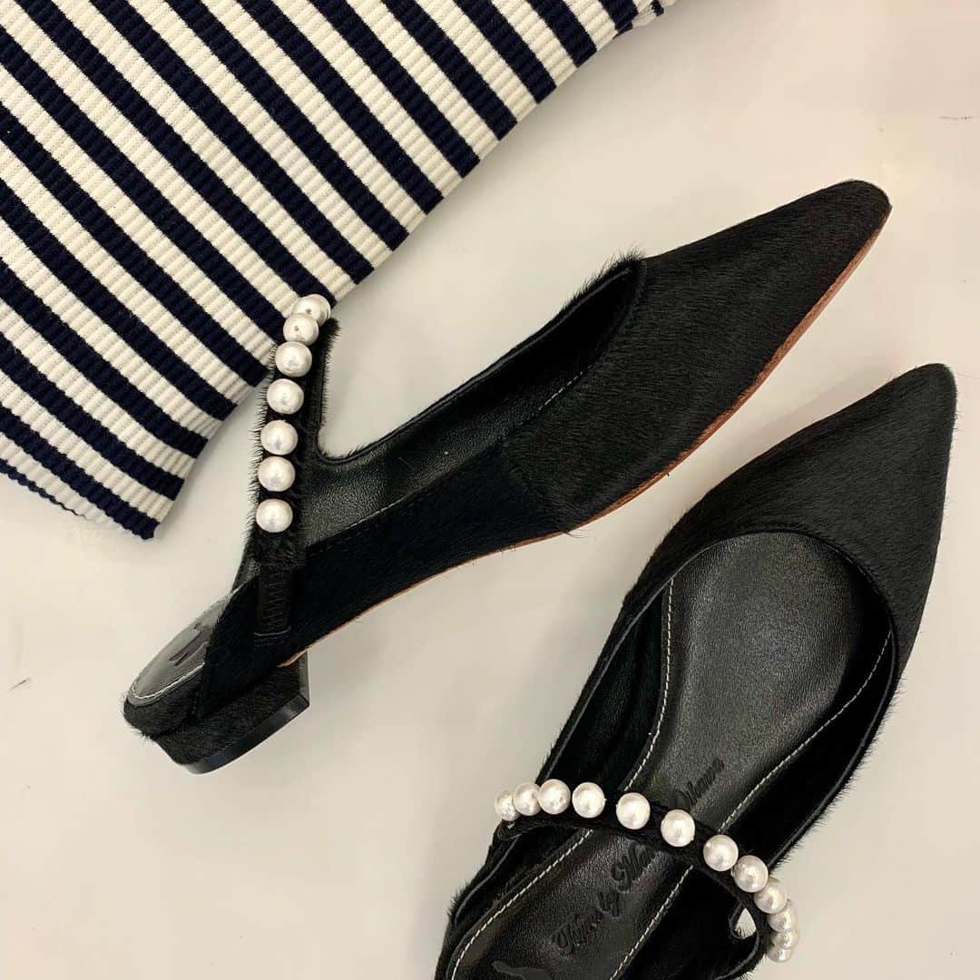 Tsuru by Mariko Oikawaのインスタグラム：「TSURUの定番ミュールパンプスもNew year saleではspecial priceに...✳︎  Richard/BLACK   #tsuru #tsurubymarikooikawa #newyearsale」