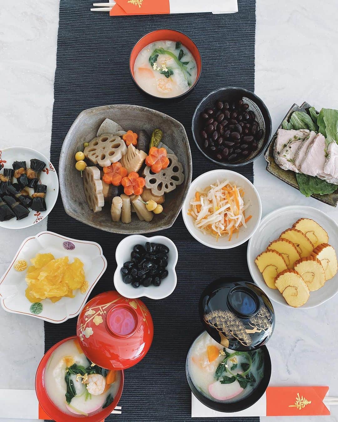 篠田麻里子さんのインスタグラム写真 - (篠田麻里子Instagram)「皆さんお正月何してますかー？🥳  我が家の正月のお雑煮は @yukimikawashima  ちゃんが白味噌お雑煮を作ってくれました♡ 美味しかった♡ #お雑煮#白味噌雑煮 #正月の過ごし方#ootd」1月3日 16時25分 - shinodamariko3