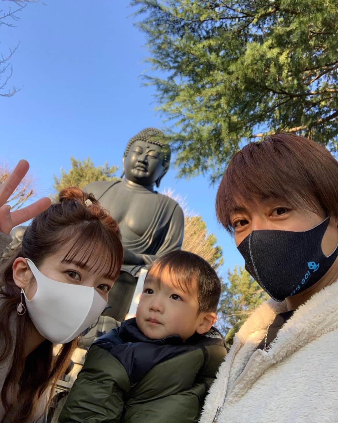 杉浦太陽さんのインスタグラム写真 - (杉浦太陽Instagram)「家族で初詣に⛩  毎年行ってる東京大仏。  人が少ない時間に短時間でしたが、  家族で参拝出来てよかったです。  みんなが元気で笑顔でいられますように…。  @sugiurataiyou_official  #初詣 #東京大仏 #みんなが元気に笑顔でいられますように」1月3日 16時25分 - sugiurataiyou_official