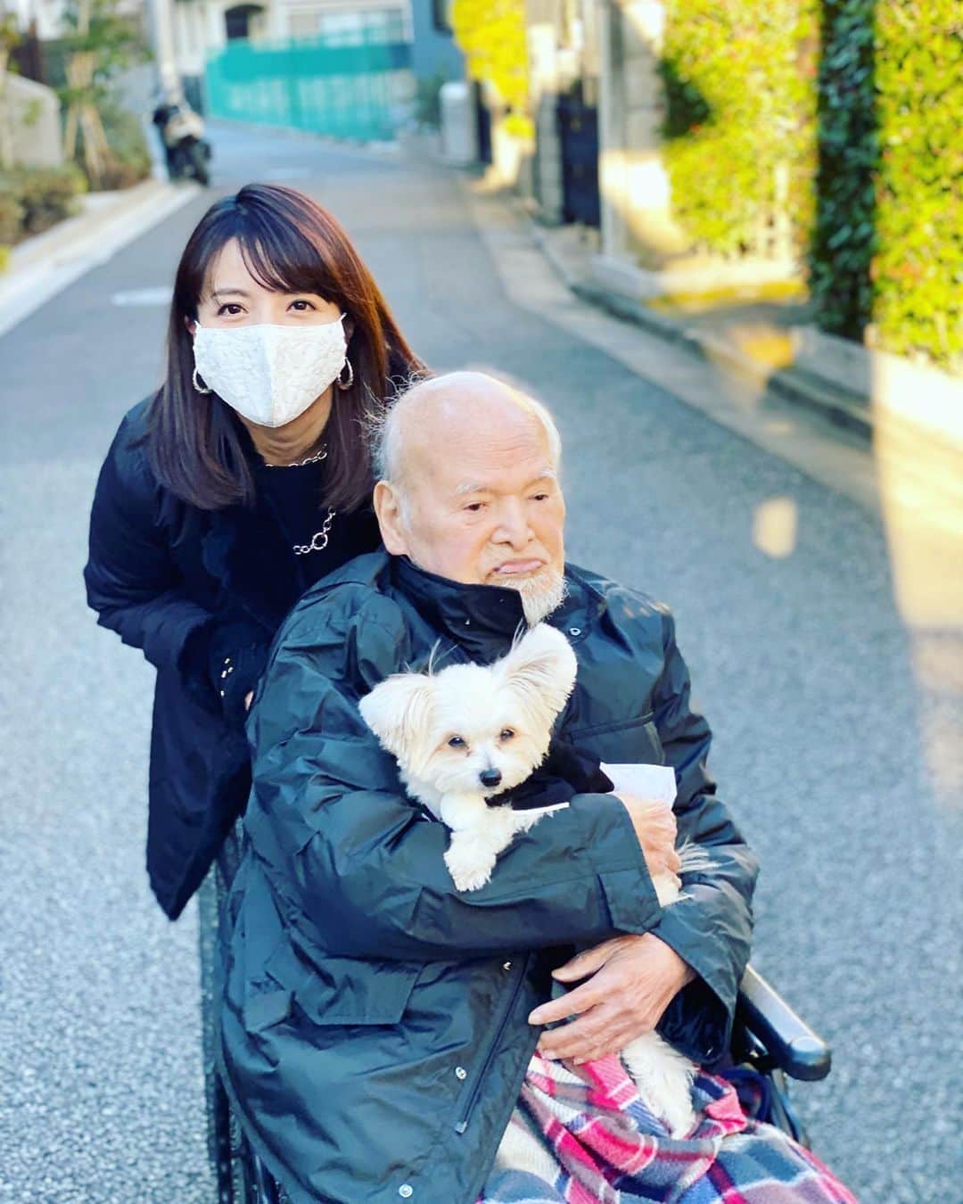 チャン・リーメイのインスタグラム：「今年も、 ✴︎ じさまへの元旦挨拶へ。 ✴︎ コロナ禍なのでお食事はナシでしたが、 ✴︎ 車椅子で、 ✴︎ 少しだけお散歩してきました。 ✴︎ 今年は９７歳になる、じさま。 ✴︎ だんだん笑顔になることが少なくなってきたね。 ✴︎ でも会ったときには、 ✴︎ にっこりと微笑んで涙をひと粒流してくれました。 ✴︎ 階段の登り下りはとても大変だけど、 ✴︎ 車椅子の上で ✴︎ ボーのことをしっかりと抱っこしてくれました＾＾ ✴︎ 💓💓💓 ✴︎ #おじいちゃんと孫 #じさまは偉大 #年始のご挨拶 #mygrandpa」