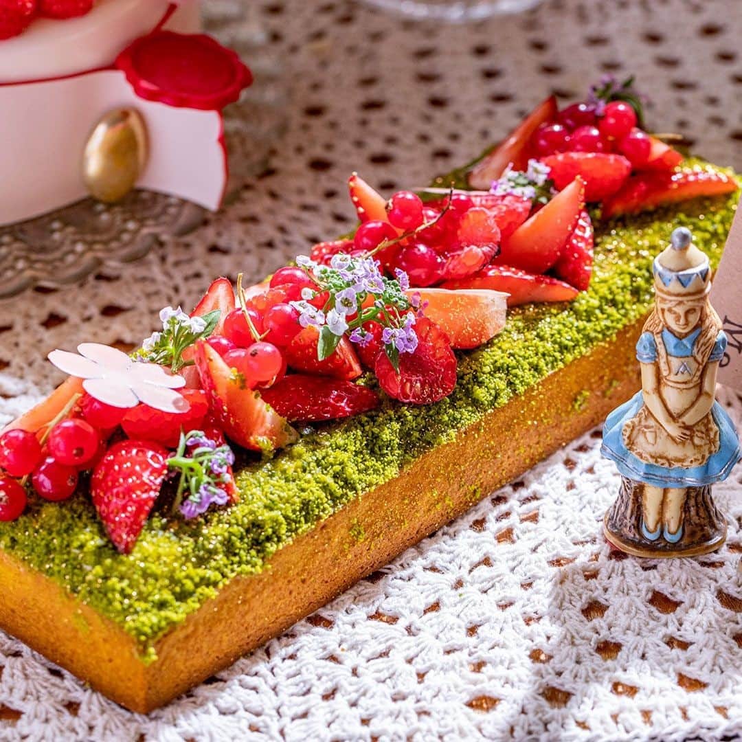 ヒルトン東京さんのインスタグラム写真 - (ヒルトン東京Instagram)「ピスタチオ好きは必食！！！ ドライ無花果が入った濃厚なピスタチオのタルト『苺畑でつかまえて』。見ているだけで食べたくなるでしょう～。」1月3日 16時30分 - hiltontokyo