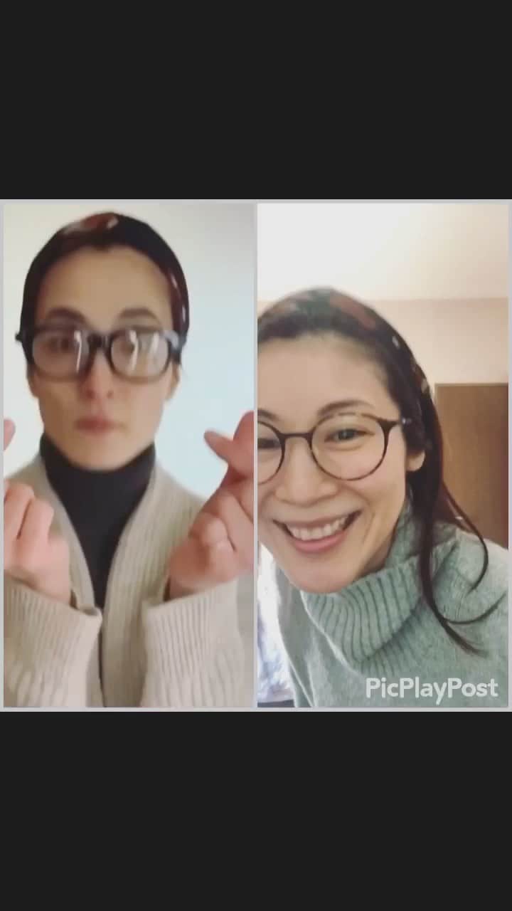MIHOのインスタグラム：「【ノルかソルかといえば、ノル！】  昨日、逃げ恥迎春スペシャルを観てウズいたらしく　@eri.m.nene から動画が届いた  もちろんノル！笑　  股関節負傷の為、やっぱりいったー！となり上半身のみ参加ですが楽しそう😹  ケガをしてコンサートとかする人ってほんとスゴイ  あー、早く走り回りたい  #恋ダンス #お正月 #ヘナチョコ #逃げ恥新春スペシャル #運動不足解消 #ターバンとメガネは合わせました #恋 #星野源」