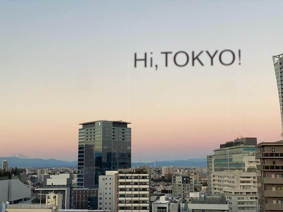 黒澤まさ美さんのインスタグラム写真 - (黒澤まさ美Instagram)「. #元旦 は #sequencemiyashitapark @sequence_miyashitapark に#ステイケーション 。 コンパクトで無駄のない、スタイリッシュなお部屋。。いいなあ。。こんなお家に住みたい。笑 みんなが挙ってアップしている「Hi,TOKYO!」と書かれた大きな窓からはちょうど#富士山 が見えました。めでたい🗻 ホテルの#タンブラー を買うと、滞在中はコーヒー紅茶が飲み放題になるところや、バーでカクテルのテイスティングセットがあるのもお気に入りポイントです✨ . #今年もやっぱりホテルオタク . #hotelstay  #hotellife  #staycation  #shibuya  #tokyo  #miyashitapark  #valleyparkstand  #view #ミヤシタパーク  #渋谷 #ホテル好き #ホテルオタク」1月3日 16時35分 - masami_kurosawa