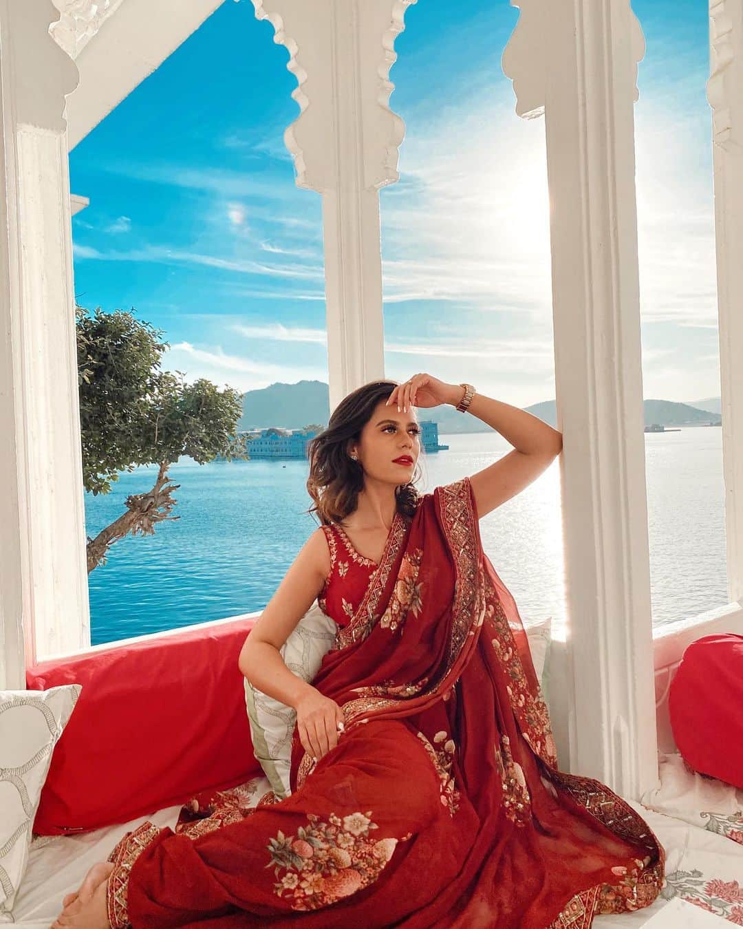 Aakriti Ranaさんのインスタグラム写真 - (Aakriti RanaInstagram)「Saree: six yards of sheer elegance! The first time I ever draped a saree by myself was for my MBA farewell. I draped it so tightly around my legs that I was walking like a penguin. It was hilarious! When did you learn?  Outfit: @kalista.official  Location: @jagatcollection  📸 @parichoudhary06   #aakritirana #udaipur #saree #sari #indianwear #ethnicwear #ethnic #floralsaree #rajasthan」1月3日 16時35分 - aakritiranaofficial