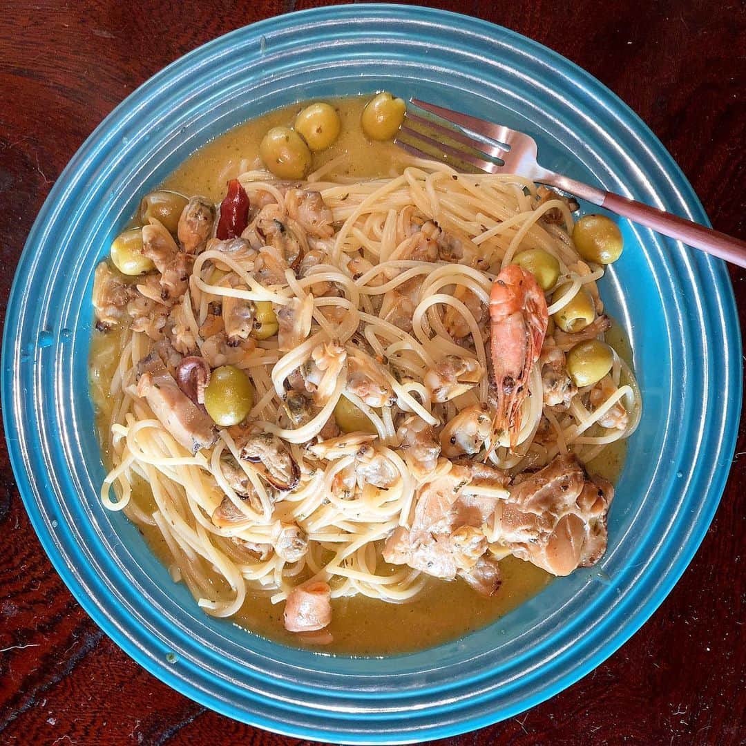 池内万作のインスタグラム：「昨夜のシーフードのアヒージョの転生パスタ。 海の幸のエキスが満載でたまりません。 あー美味かった。 夕ご飯は軽めにしましょうかね♪ #イケウチ家の食卓 #みちょ食堂」