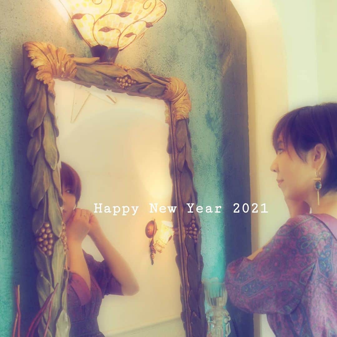 岡本真夜さんのインスタグラム写真 - (岡本真夜Instagram)「明けましておめでとうございます✨ 今年もよろしくお願い致します。 いつも通り、のんびりいきますので🐢  #happynewyear #2021 #start」1月3日 16時35分 - mayookamoto510