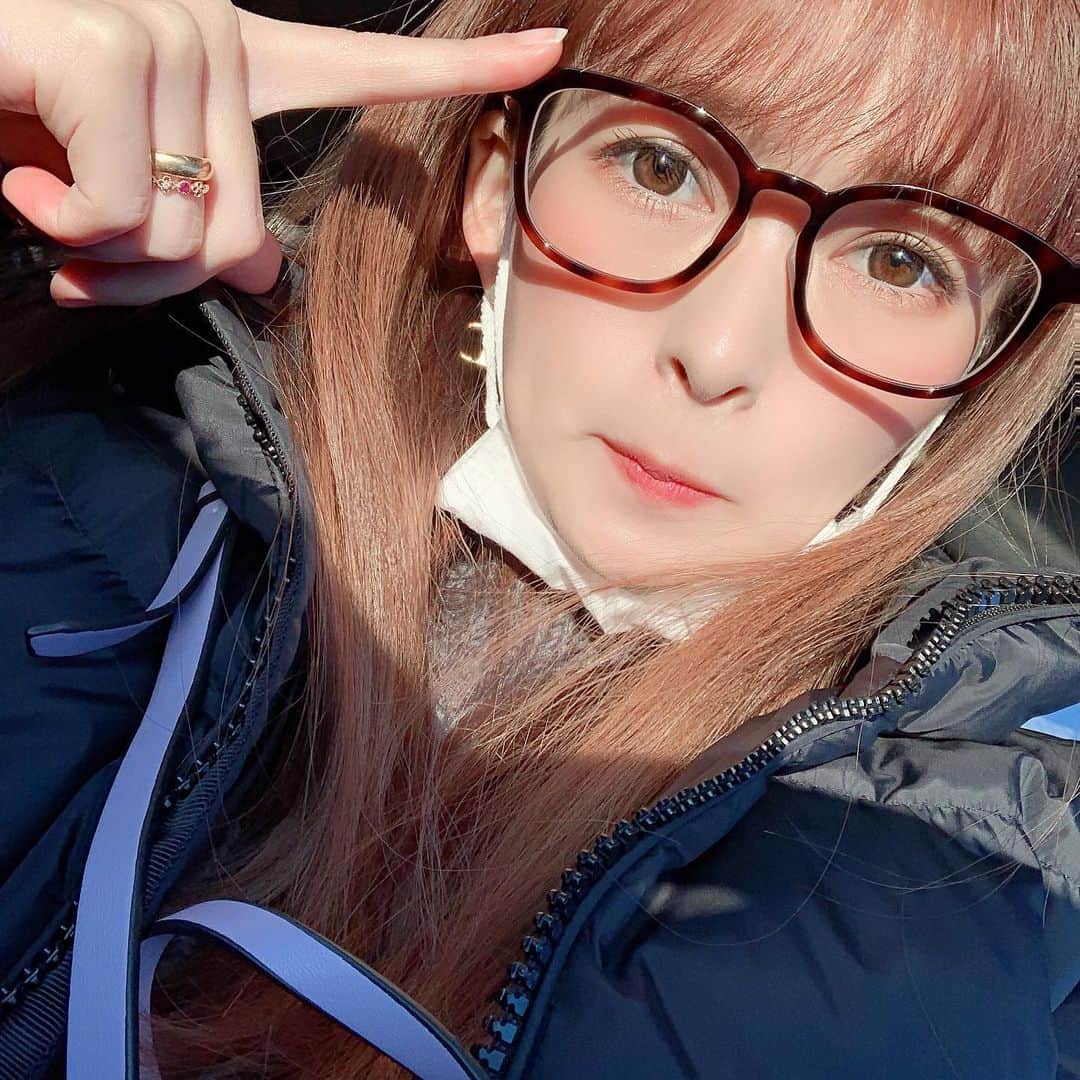 町田亜里香のインスタグラム：「今日は初詣⛩へˎˊ˗ 混んでたらやめよ〜って思ったけど そこまで混んでなかったので参拝🤫 今年ラスト本当に仕事運悪くて。 2021年どうやって息しようかな。笑 まぁなんとかなるっしょ精神で 猪突猛進🐗していきますね←w . . おみくじは吉でした。笑 ずっと大吉だった気がするよ？ やっぱりなんだか不運に向かう😂 . そして今日もチャンキーニット♡ . . #チャンキーニット #ママコーデ  #初詣 #お参り #おみくじ  #不運  . おみくじ内容は、 今の仕事のままでいいみたいな感じだったけど←wwww . .」