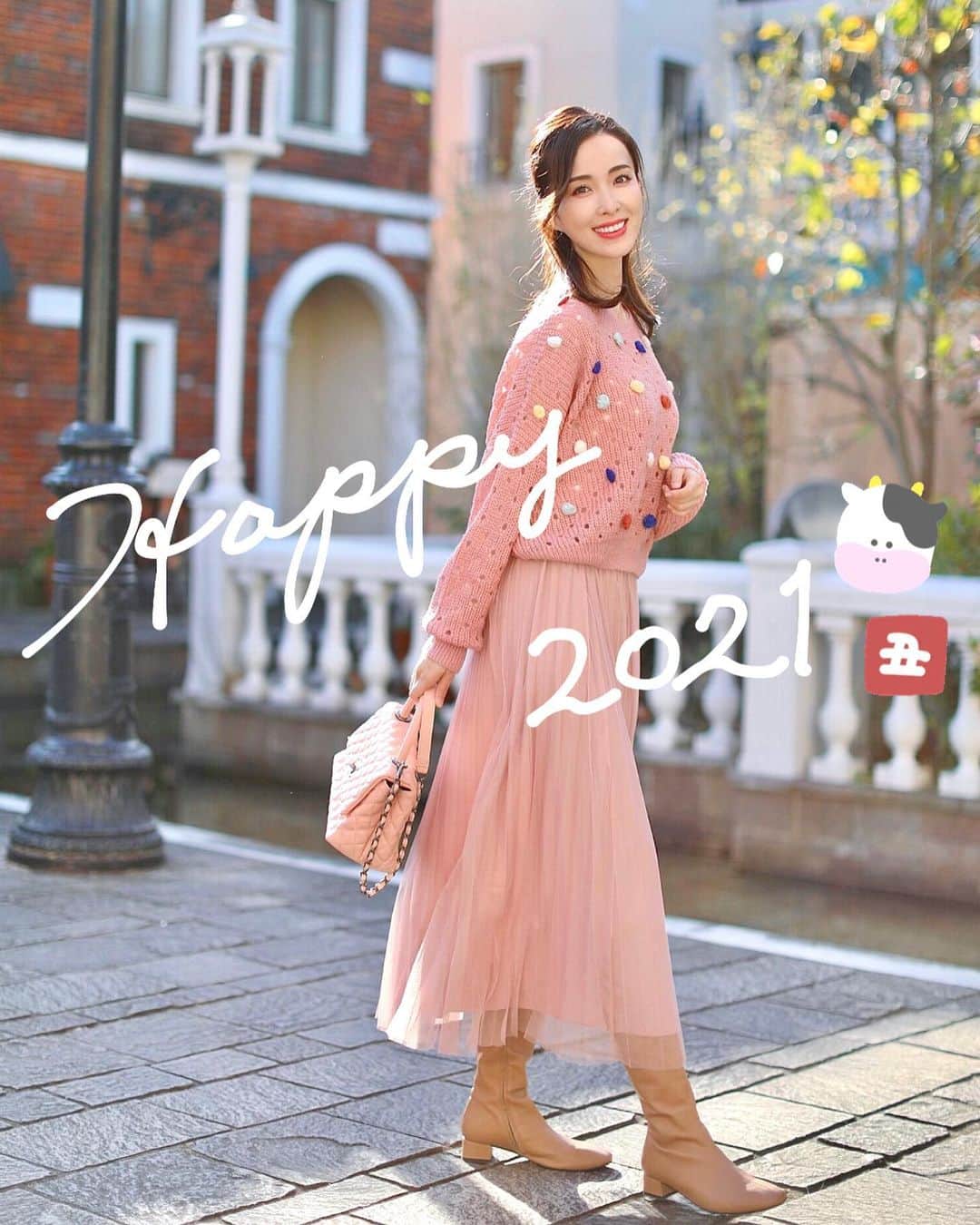 瀬戸早妃のインスタグラム：「🌸Happy New Year 2021🌸 . 元旦を迎えてこの3日間はおうち作業🏘 . いっぱい料理を作ったり🎍🥩 新しく購入予定の家電をリサーチしたり🧹🧼 iPhoneの機種変更に奮闘したり📱 念願の鬼滅の刃デビューをしたり笑📺👹 今朝は箱根駅伝🏃‍♂️ 駒澤大学の逆転優勝に感動したり🥲💜  なんだかんだ忙しくて充実したスタートを切ることができました♪ . そういえば私、今年は丑年🐮 85年生まれ.年女なのです💕 年末年始は外出自粛をしているので、もう少し落ち着いたらお参りに行きたいな♪ . @montresorsaki は1/6まで発送業務はお休みをいただいておりますが、 新商品は登場しておりますので、ぜひチェックしてくださいね💕👗 ☑︎setup.new❤️ #montresor #モントレゾール 本日発売しました♪ . #happynewyear #丑年 #年女  #鬼滅の刃 #箱根駅伝 #駒澤大学  #今年もよろしくお願いします #🐮  #さりげなく今年でデビュー20周年」
