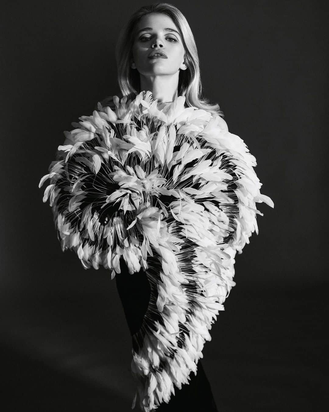 メアリーカトランズさんのインスタグラム写真 - (メアリーカトランズInstagram)「Spiral of Theodorus @voguegreece @nicholasgeorgiou_ @thaleiavoguegr In geometry, the spiral of Theodorus (also called square root spiral or Pythagorean spiral) is a spiral composed of right triangles, placed edge-to-edge. It was named after Theodorus of Cyrene. #theodorusspiral #marykatrantzou 🖤」1月3日 16時40分 - marykatrantzou