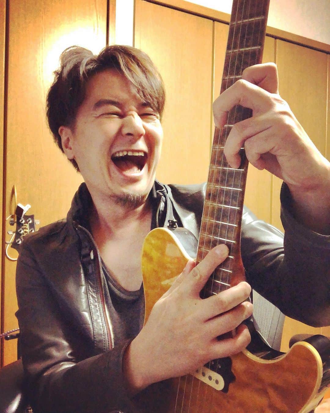 井上裕治さんのインスタグラム写真 - (井上裕治Instagram)「Happy new year ‼️🥳 🌅  Play It Loud ‼️ &  Keep On Rockin🎸⚡️」1月3日 16時43分 - yuji_inoue_music