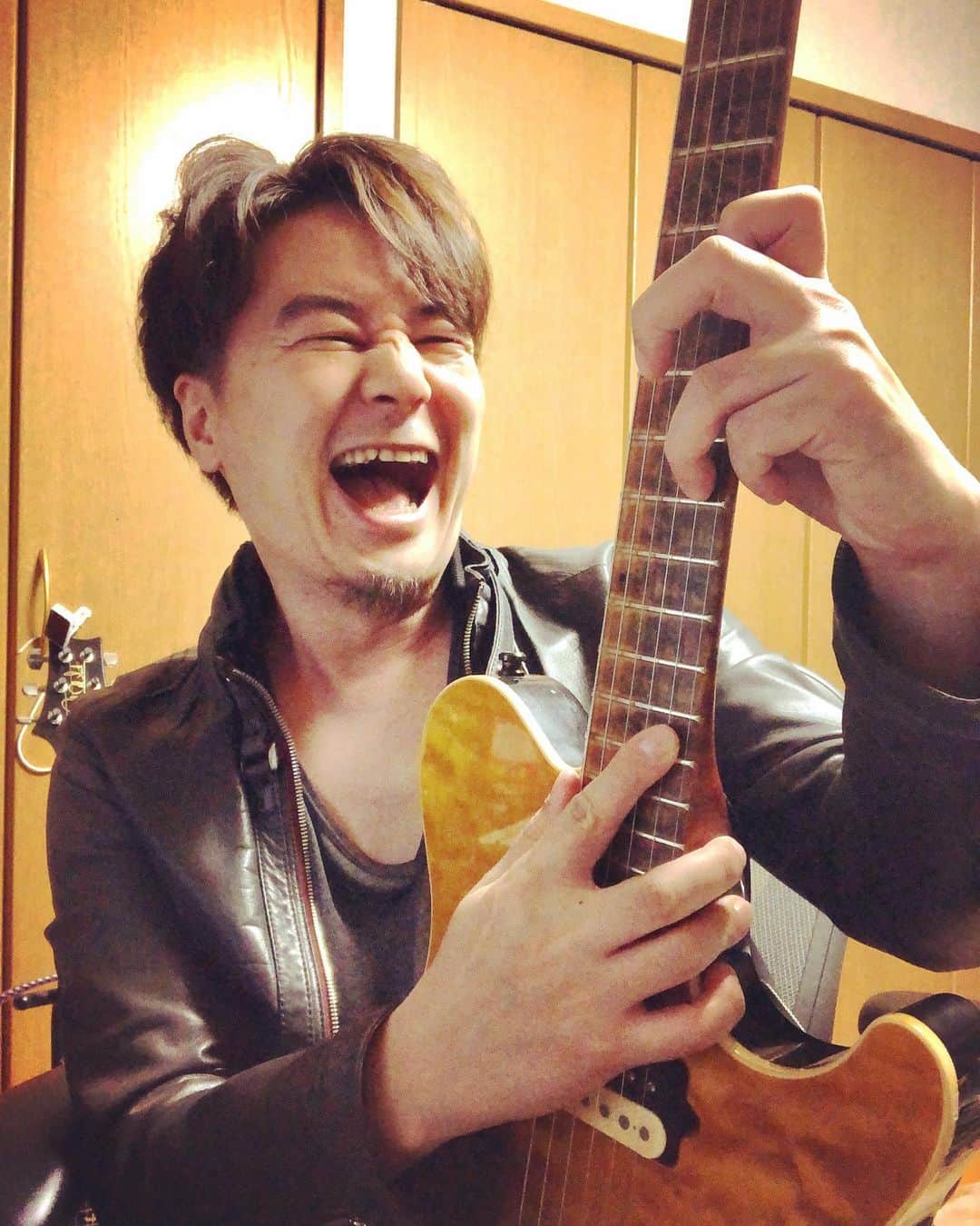 のインスタグラム：「Happy new year ‼️🥳 🌅  Play It Loud ‼️ &  Keep On Rockin🎸⚡️」