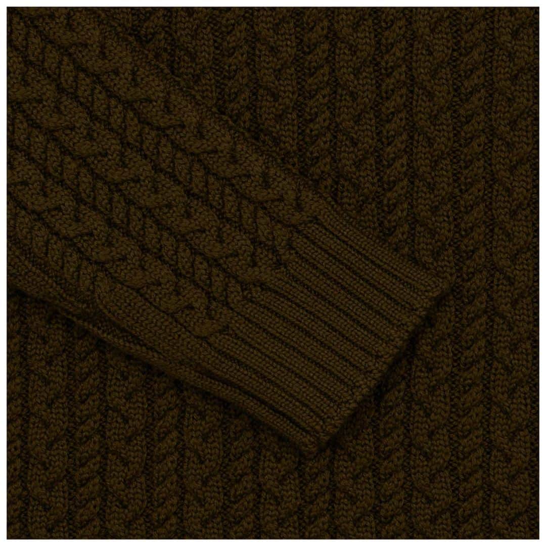 アルテアさんのインスタグラム写真 - (アルテアInstagram)「Altea FW20  Detail of one of our winter layering staples: heavy gauge chunky knits, made in Italy in multi-ply Merino wool.  #alteamilano #madeinitaly #knitwear #chunkyknit」1月4日 3時44分 - alteamilano