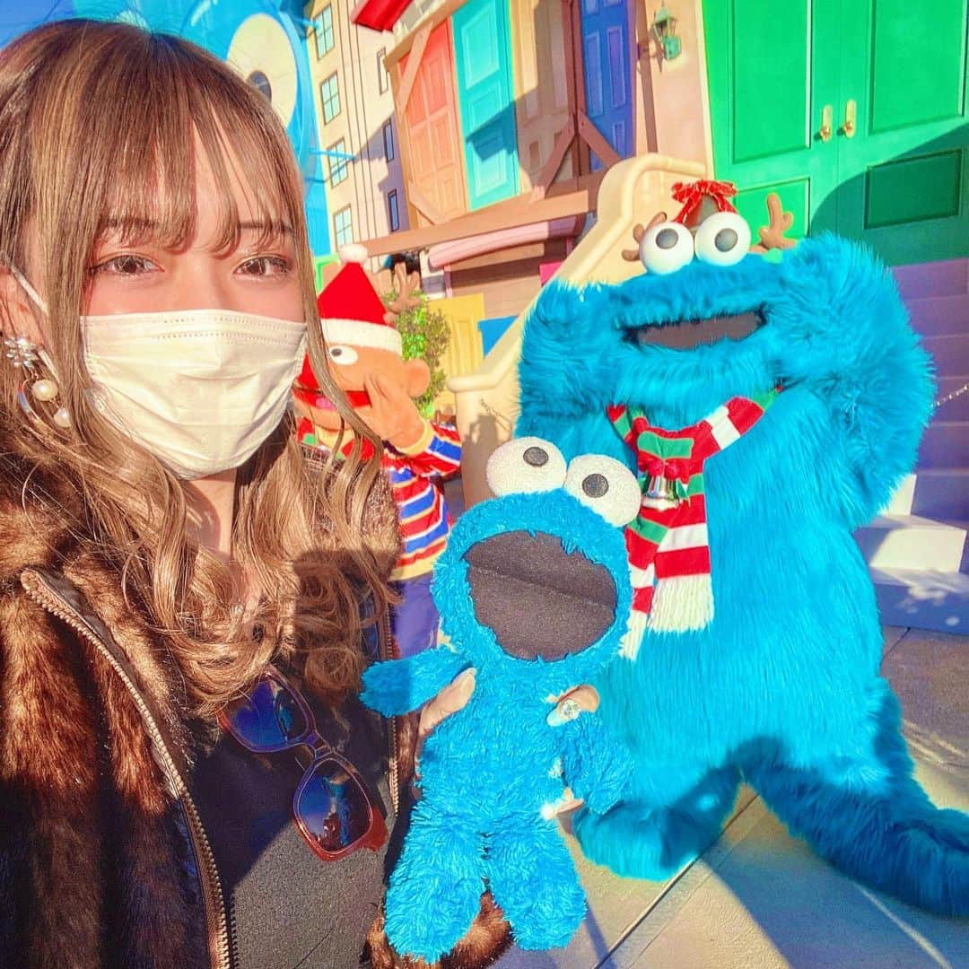 中野向日葵さんのインスタグラム写真 - (中野向日葵Instagram)「推しと私とちょっとアーニー  #usj #universalstudiosjapan  #universalstudios  #sesamestreet #bigbard #elmo #cookiemonster  #ユニバコーデ　#ユニバ　 #usjコーデ #セサミストリート #ビッグバード #エルモ #クッキーモンスター #大阪　#osaka #osakatrip  #大阪旅行　#ピンク  #GUESS #ワンピース #難波 #likeforlikes  #ブリーチカラー  #sesamest #黒コーデ　#ユニバカチューシャ  #ティム　#アーニー #超絶トラベル」1月4日 3時46分 - himawaridaa