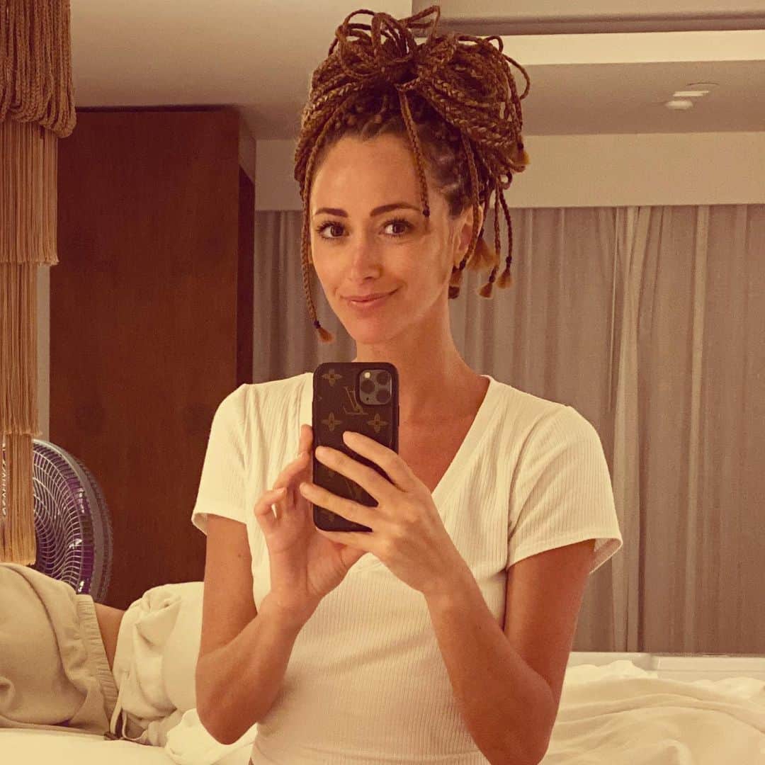 デイヴ・フランコのインスタグラム：「Should I keep the Rasta or take it off?? Vote in comments 👇🏽 #rasta #cancun #mexico #2021」