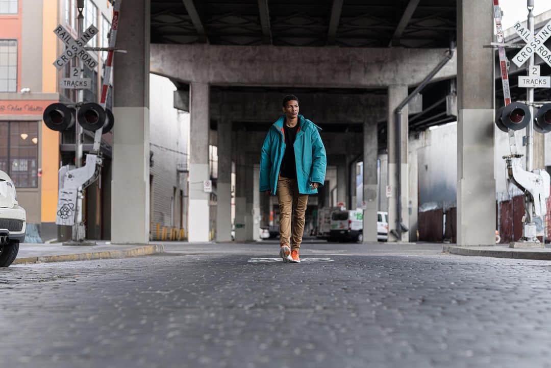 のインスタグラム：「It's hard for us to speak of heritage without bringing up the Mammoth Parka.   Since its introduction in 1982, the Mammoth Parka has undergone dozens of design updates and it's been offered in every color imaginable. However, its core ingredients have remained the same. From the 700 fill down to its GORE-TEX waterproof membrane, the Mammoth Parka has retained its status as a cold-weather classic.   #marmotmammoth #goretex #marmotheritage」