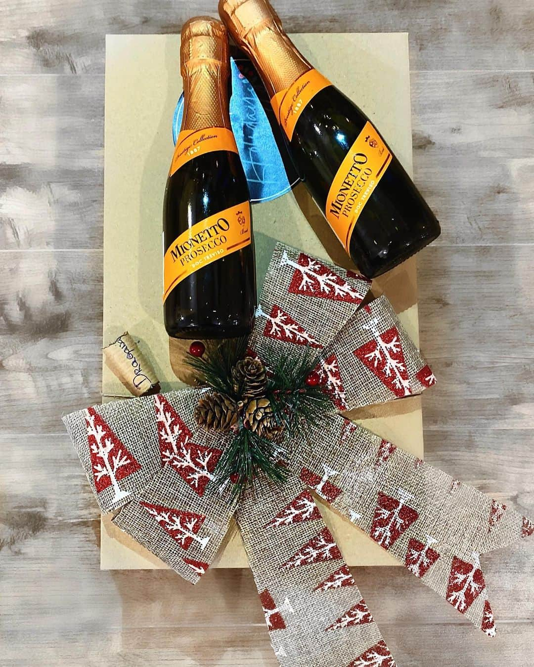 Mionetto Prosecco Montenegroのインスタグラム：「A ko ne bi poželio ovakav poklon? 🎁✨🥂🧡 . .  #mionettoprosecco #valdobbiadene #G3Spirits #montenegro #mionettoME #lifestyle #mionetto #mymionetto #madeinitaly #prosecco #proseccotime #italy #sparklingwine #wine」