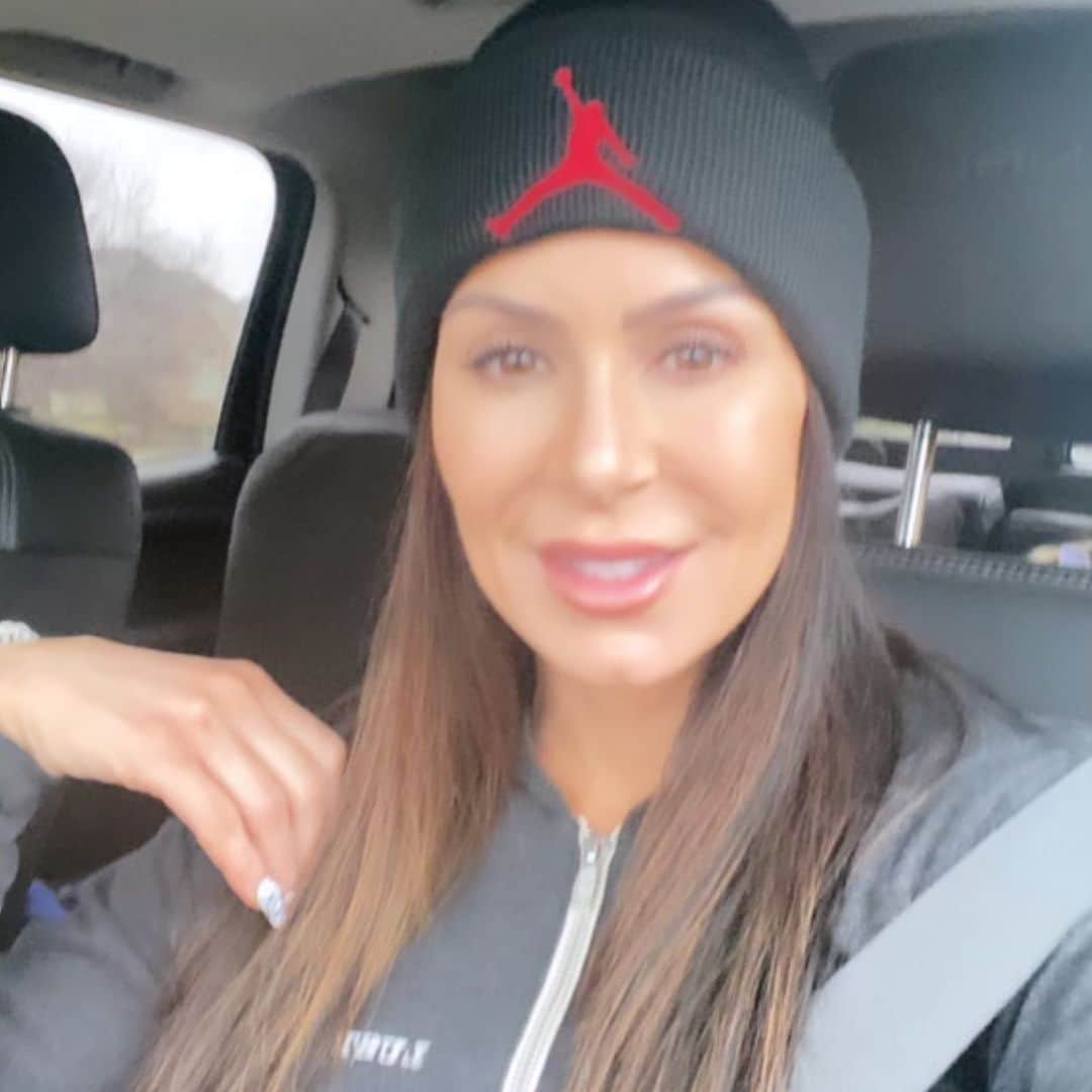 Kendra Lustさんのインスタグラム写真 - (Kendra LustInstagram)「It’s #SundayFunday .. just gonna try and stay warm here in Michigan today. #sundayvibes #sundaybest this is the best it gets today for me 😜 #jordan #hat」1月4日 2時17分 - kendralust